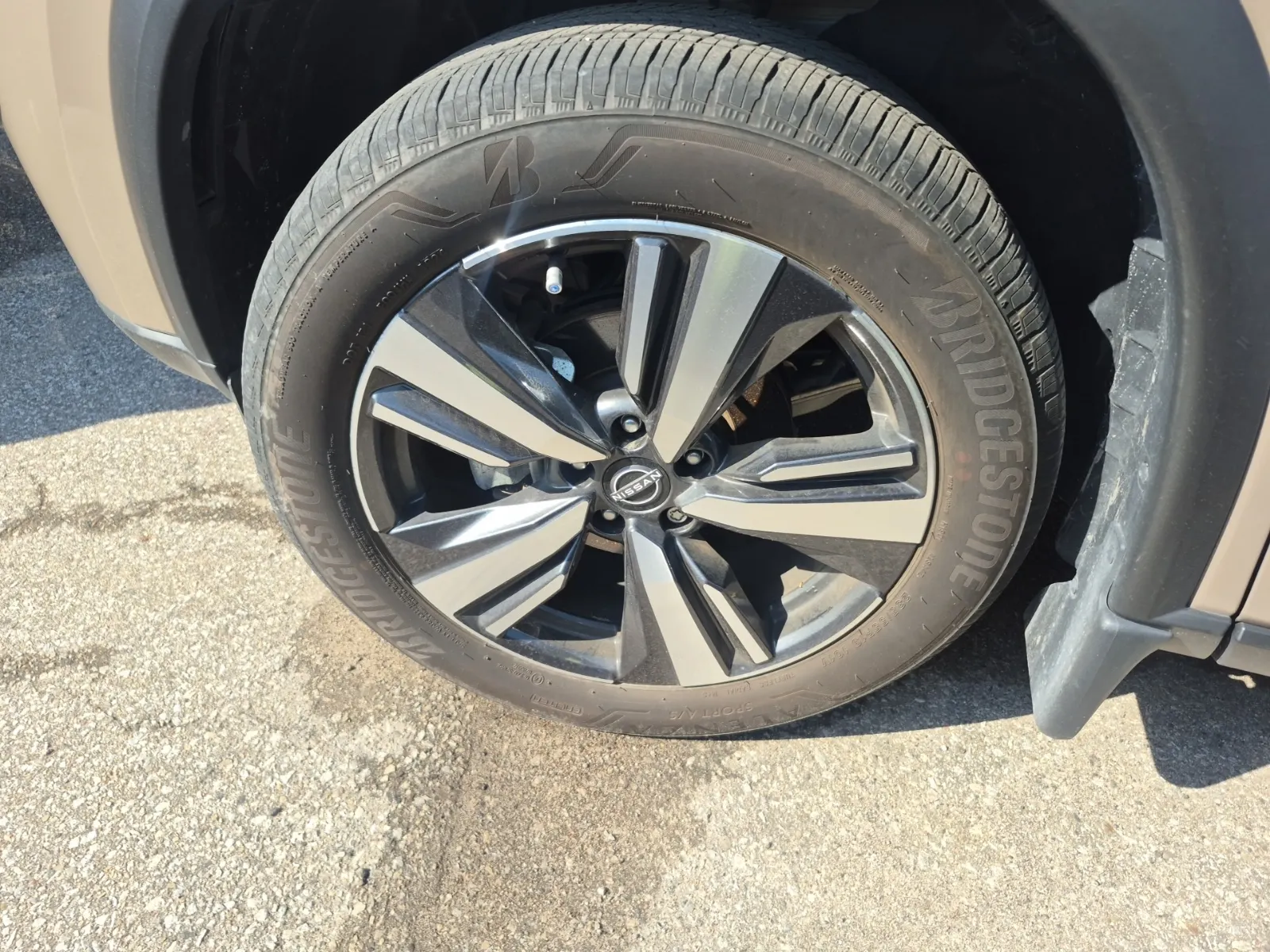 Front driver wheel/tire photo