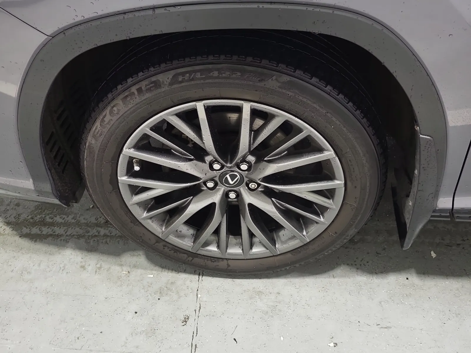 Front driver wheel/tire photo