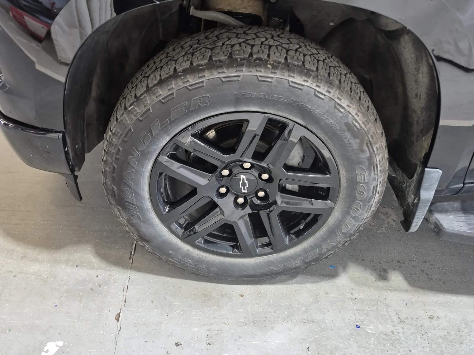 Front driver wheel/tire photo