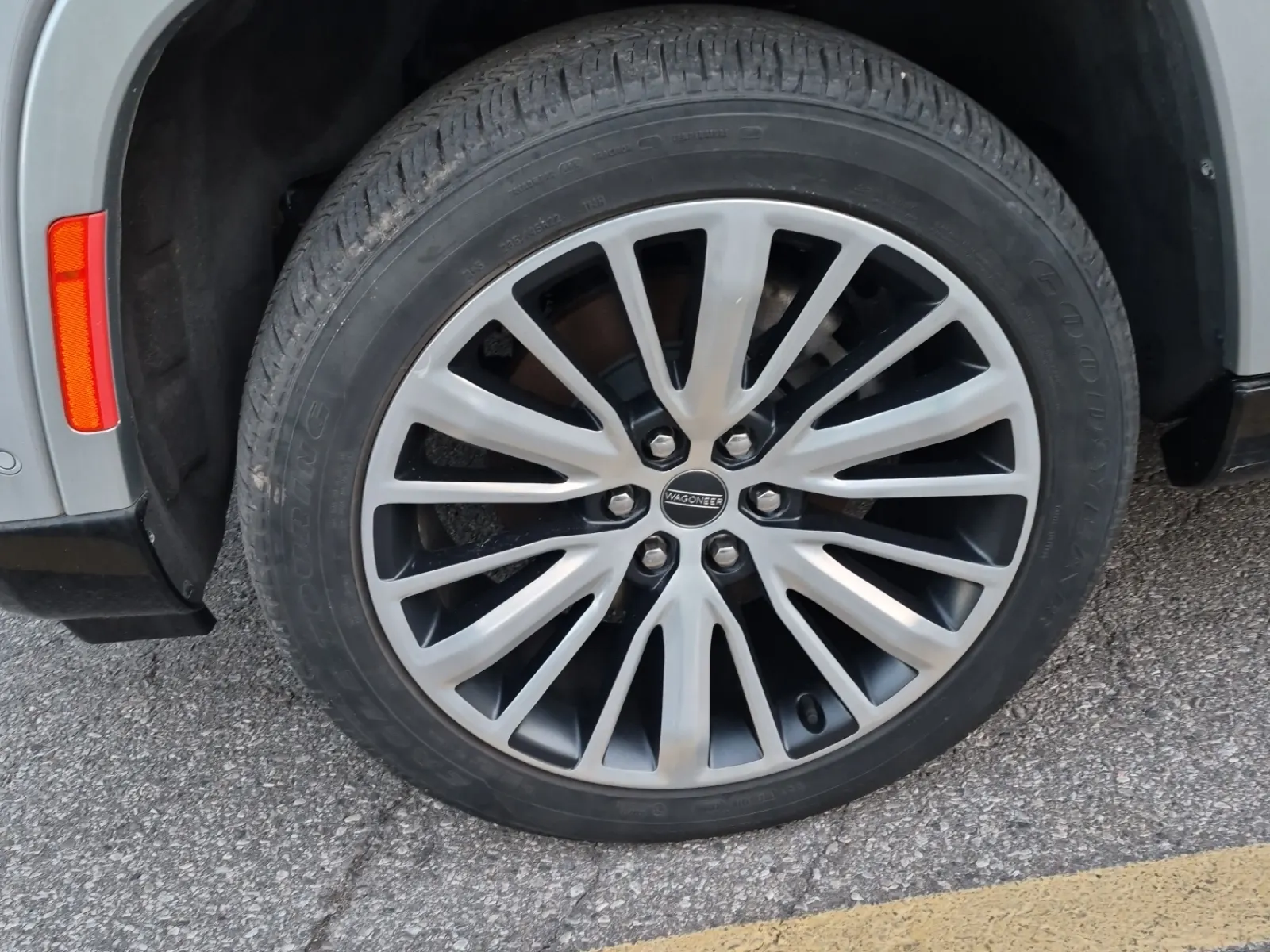 Front driver wheel/tire photo