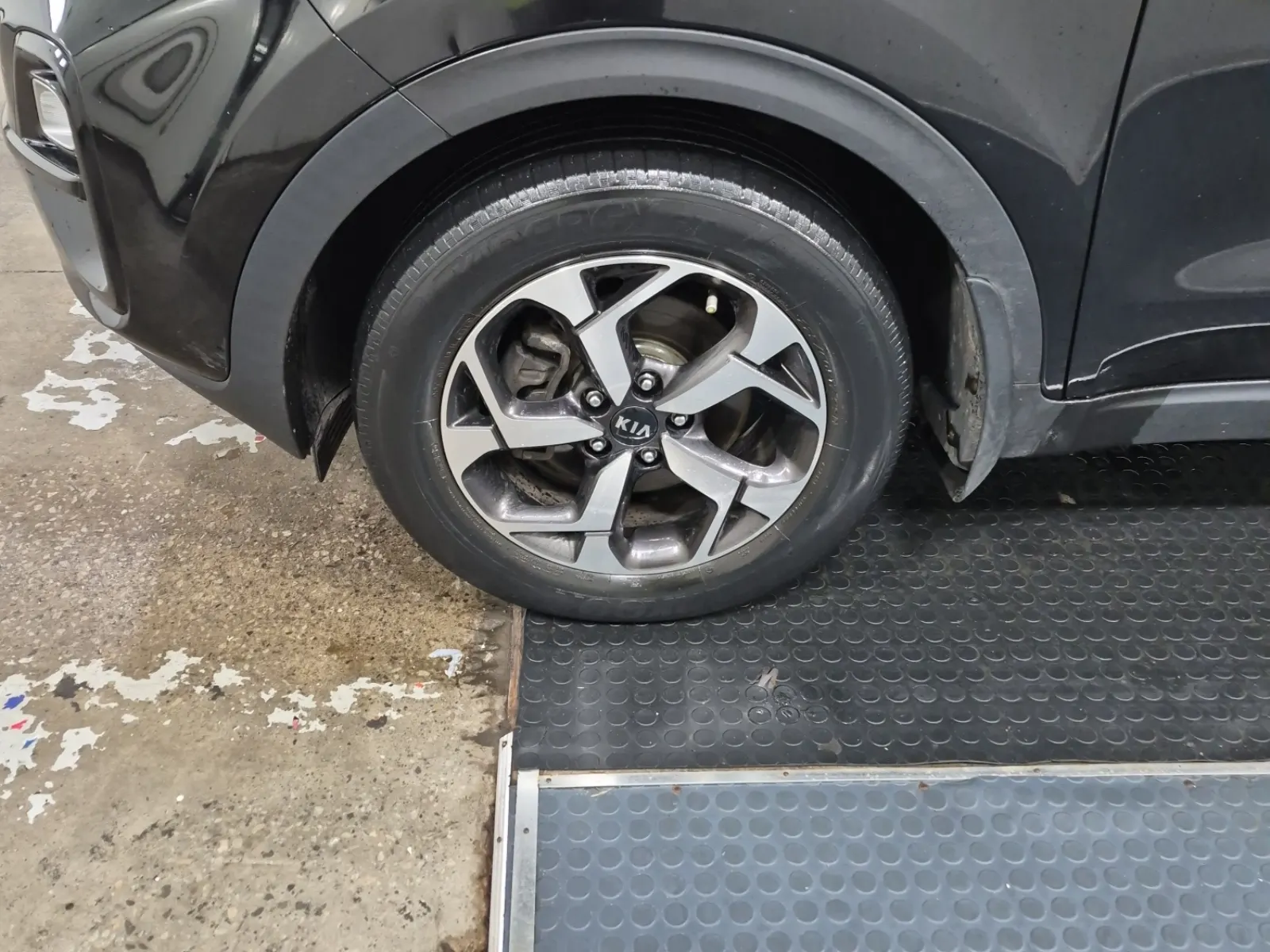 Front driver wheel/tire photo