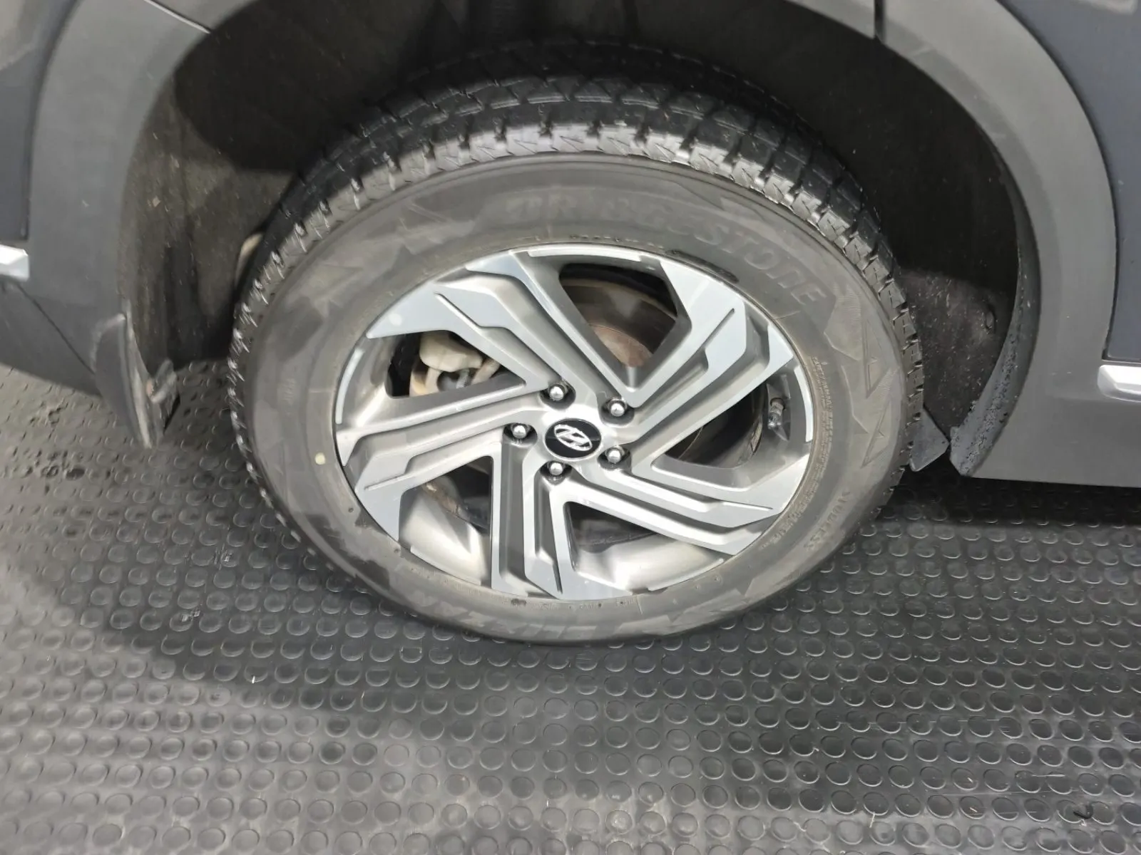 Right Rear Wheel/Tire Photo