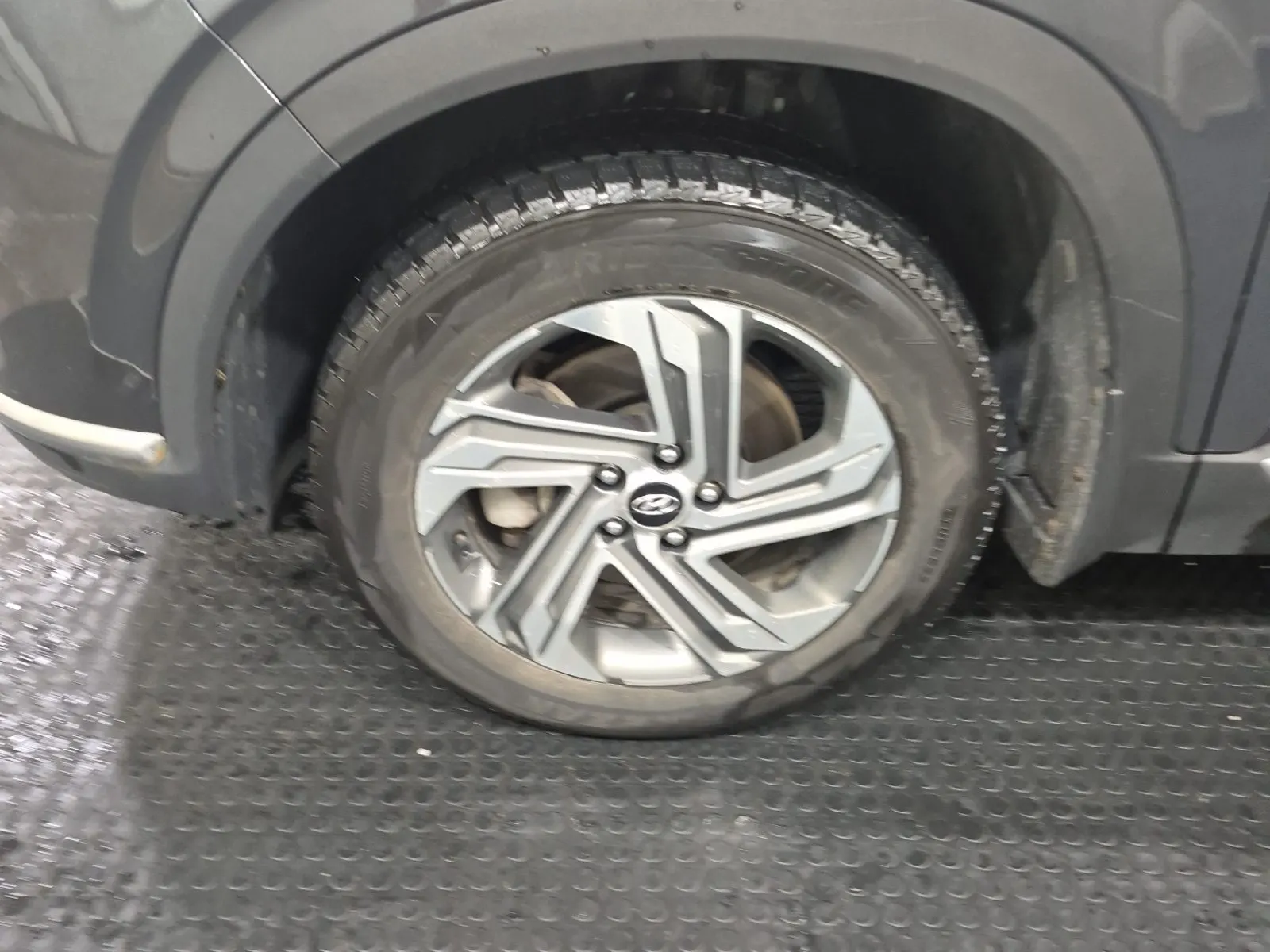 Front driver wheel/tire photo