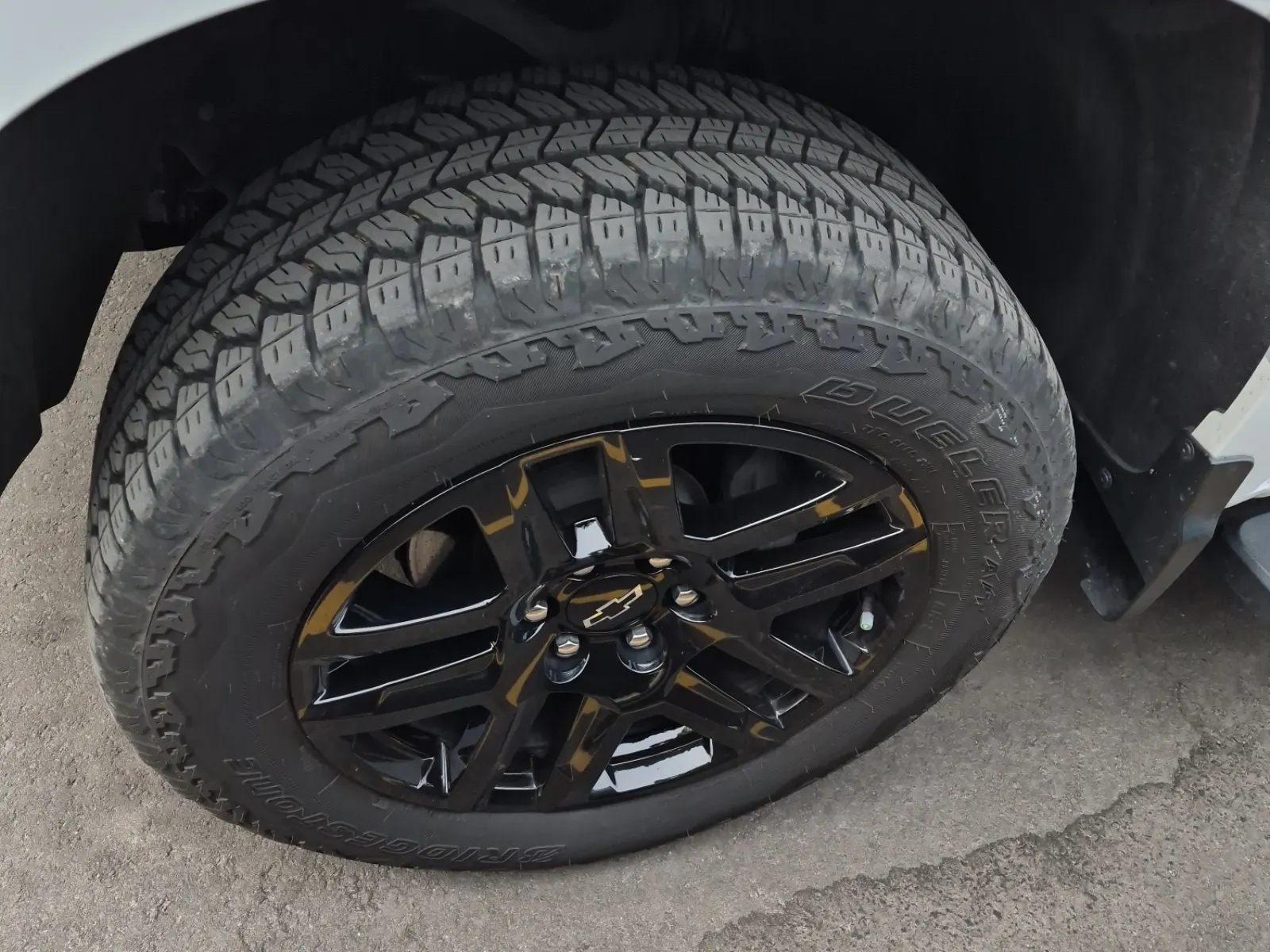 Front driver wheel/tire photo