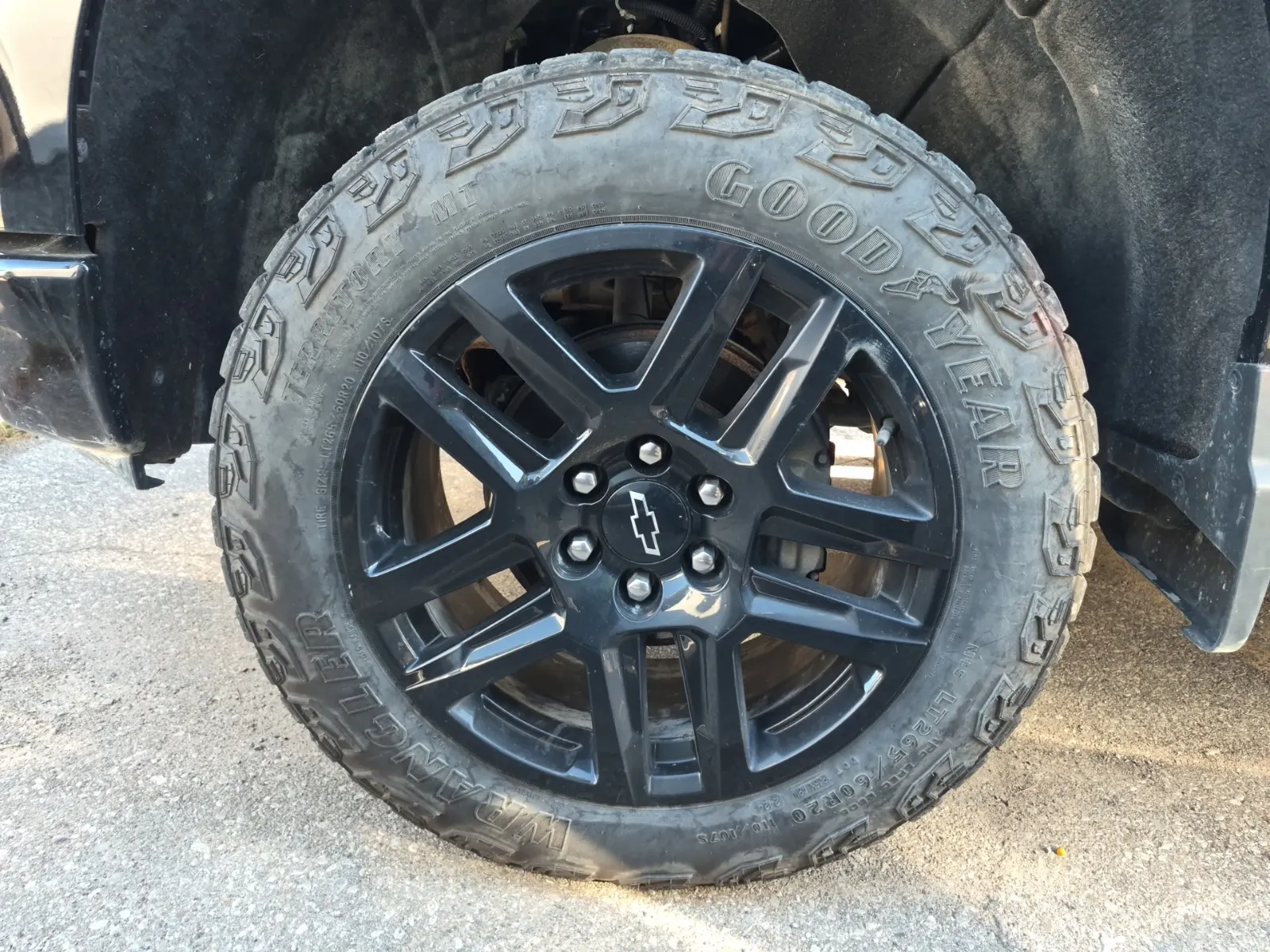 Front driver wheel/tire photo
