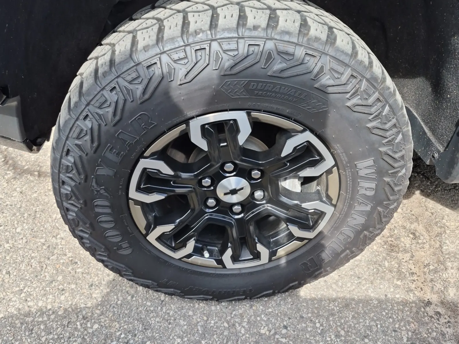 Front driver wheel/tire photo