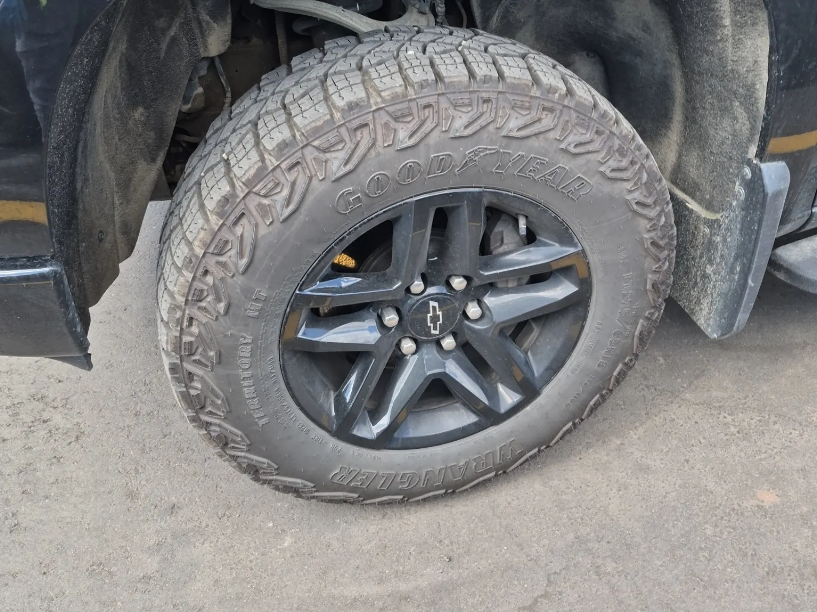 Front driver wheel/tire photo