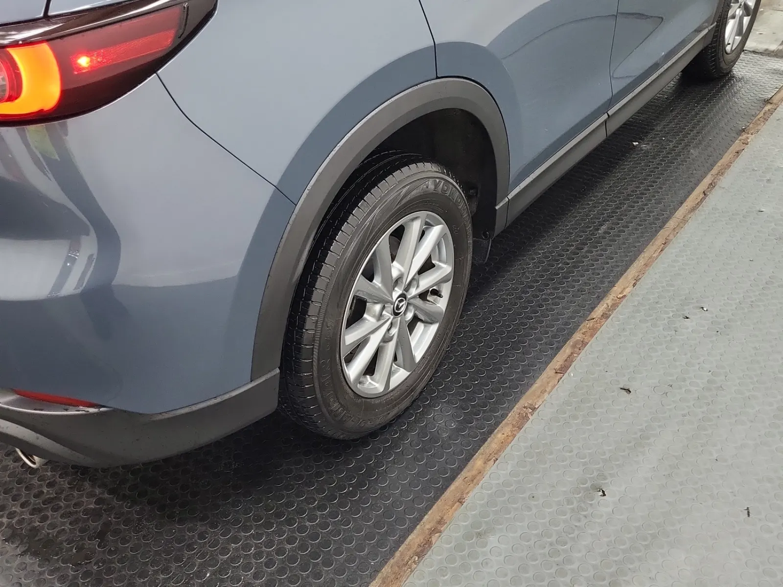 Right Rear Wheel/Tire Photo