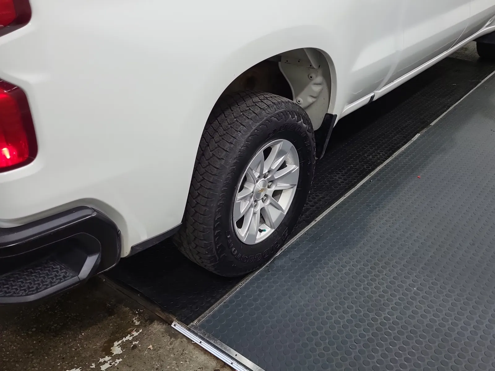 Right Rear Wheel/Tire Photo