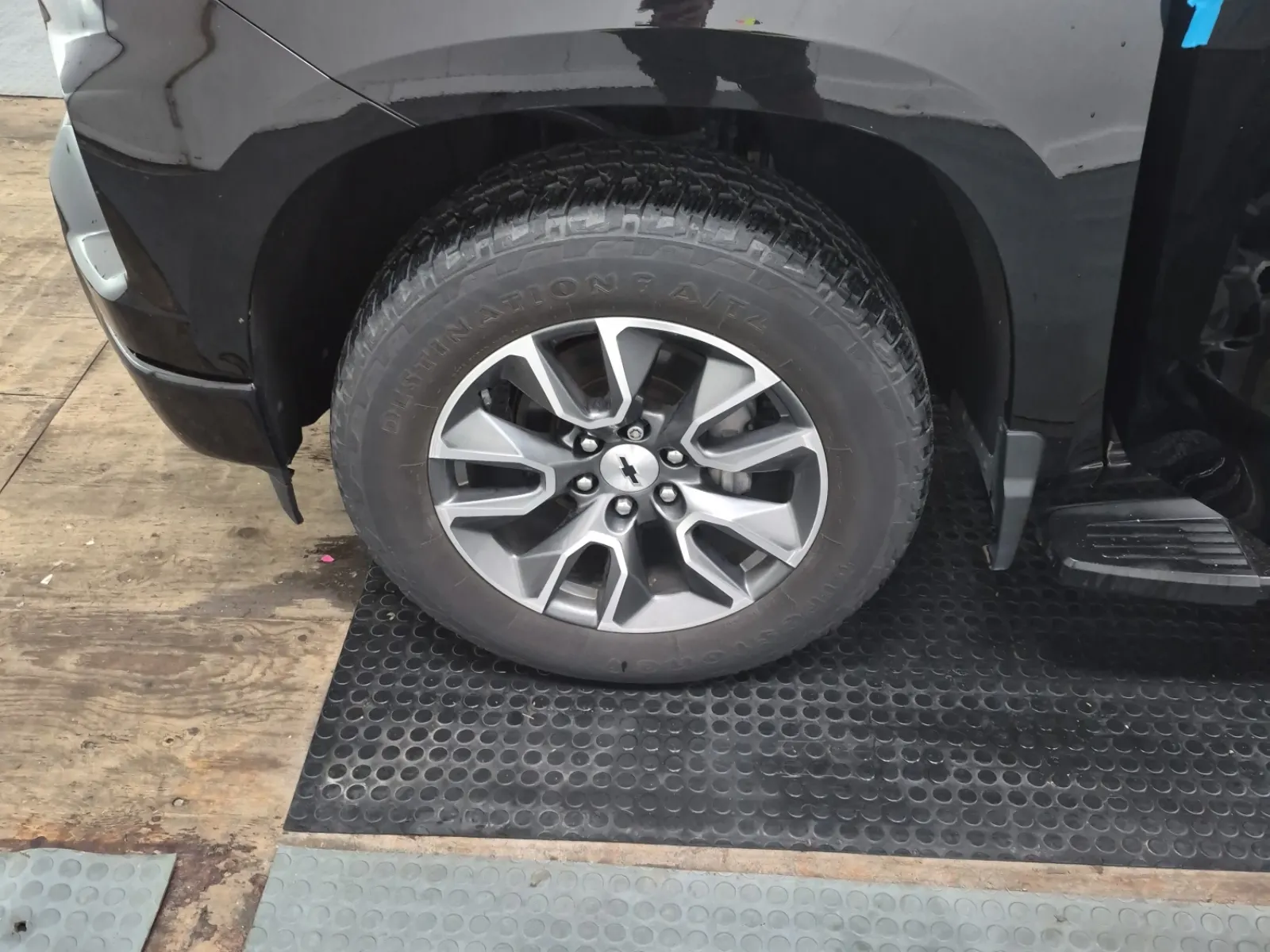 Front driver wheel/tire photo