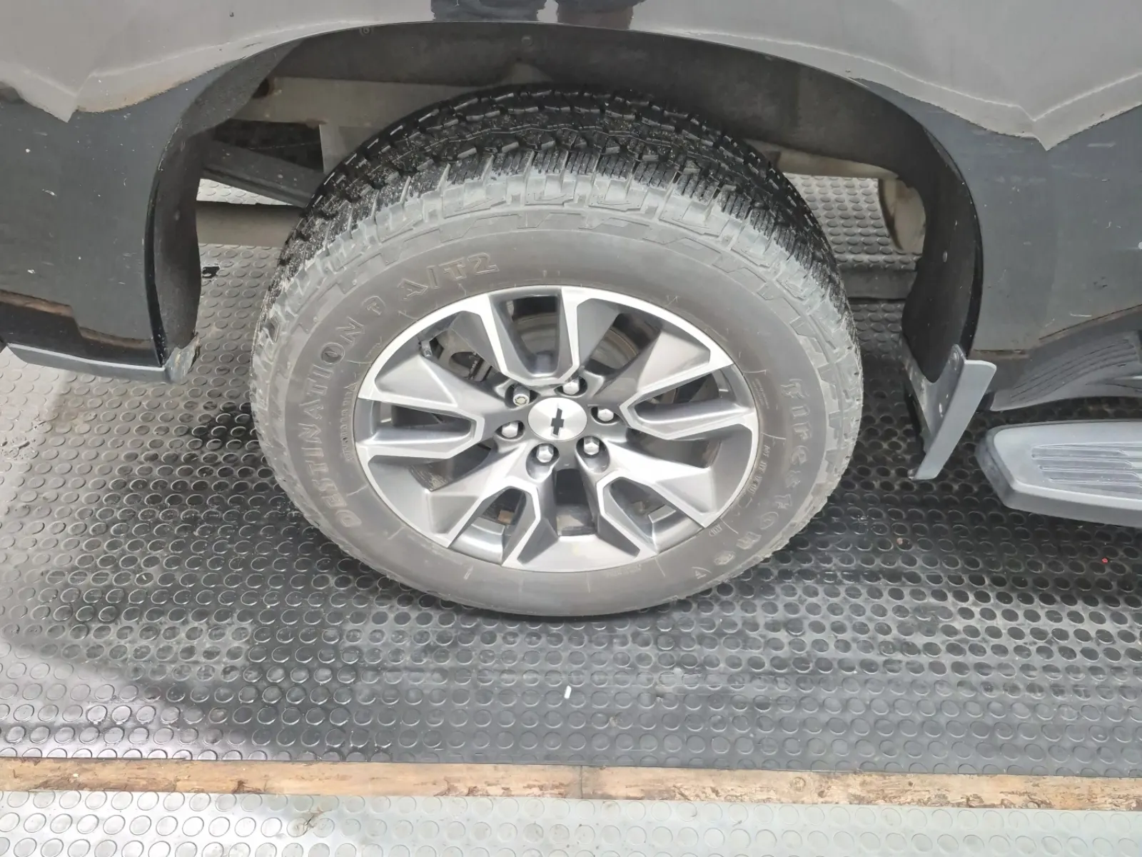 Right Rear Wheel/Tire Photo