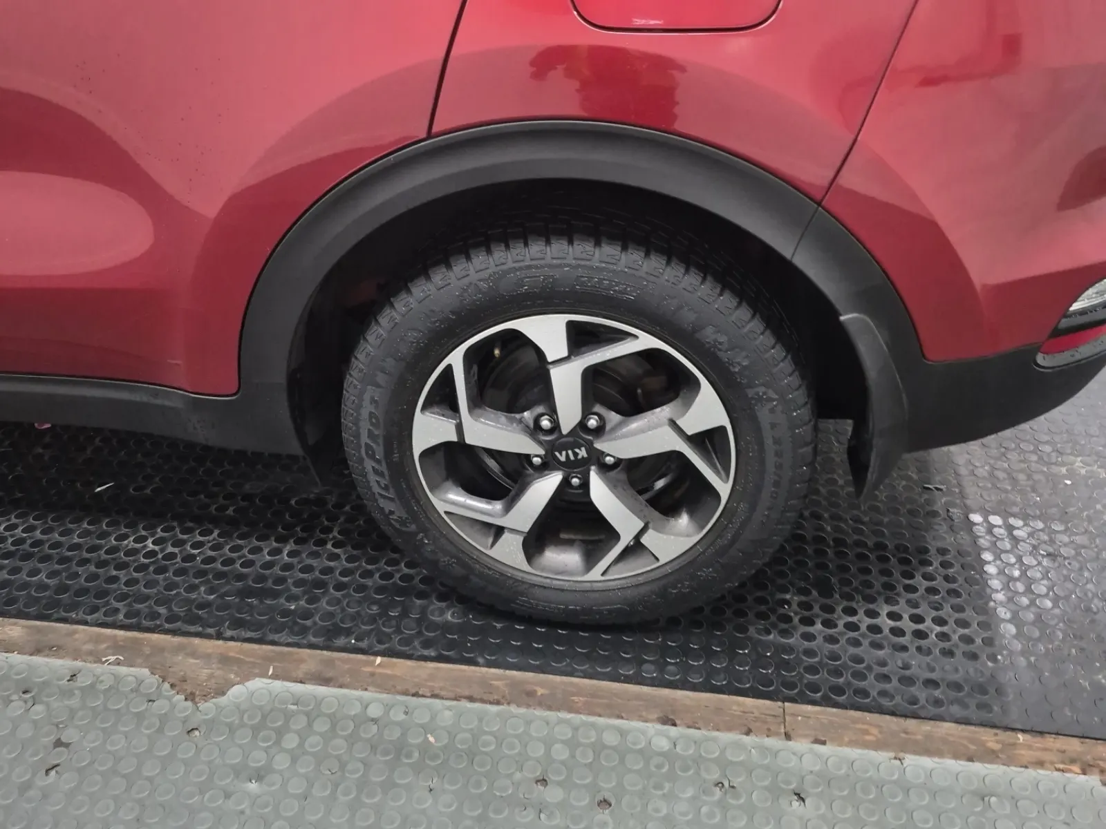 Left Rear Wheel/Tire Photo
