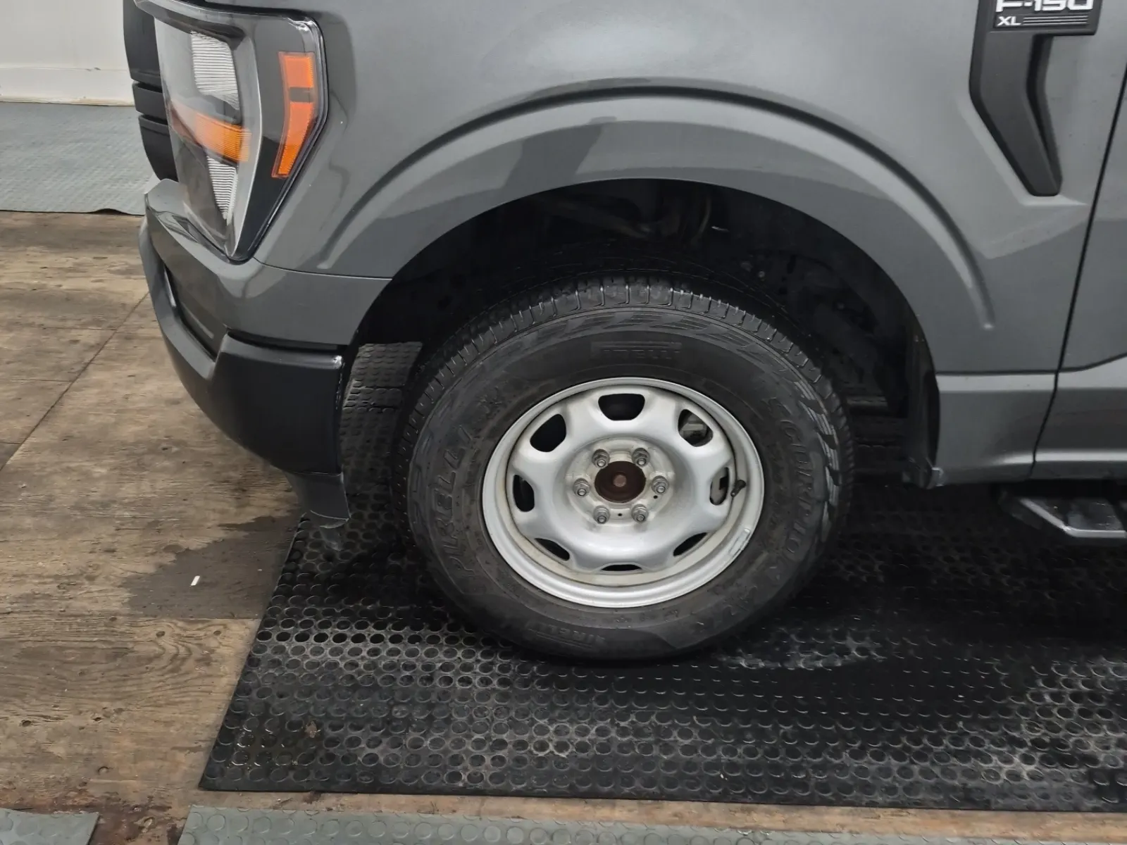 Front driver wheel/tire photo