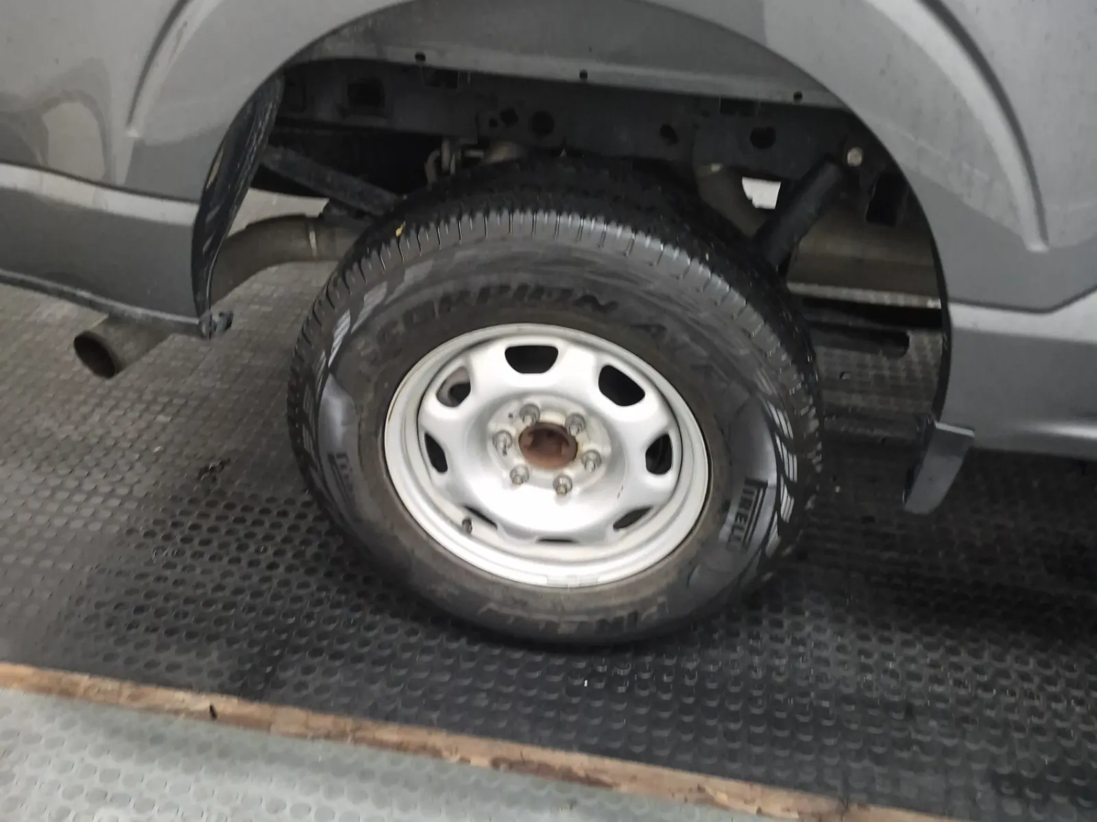 Right Rear Wheel/Tire Photo