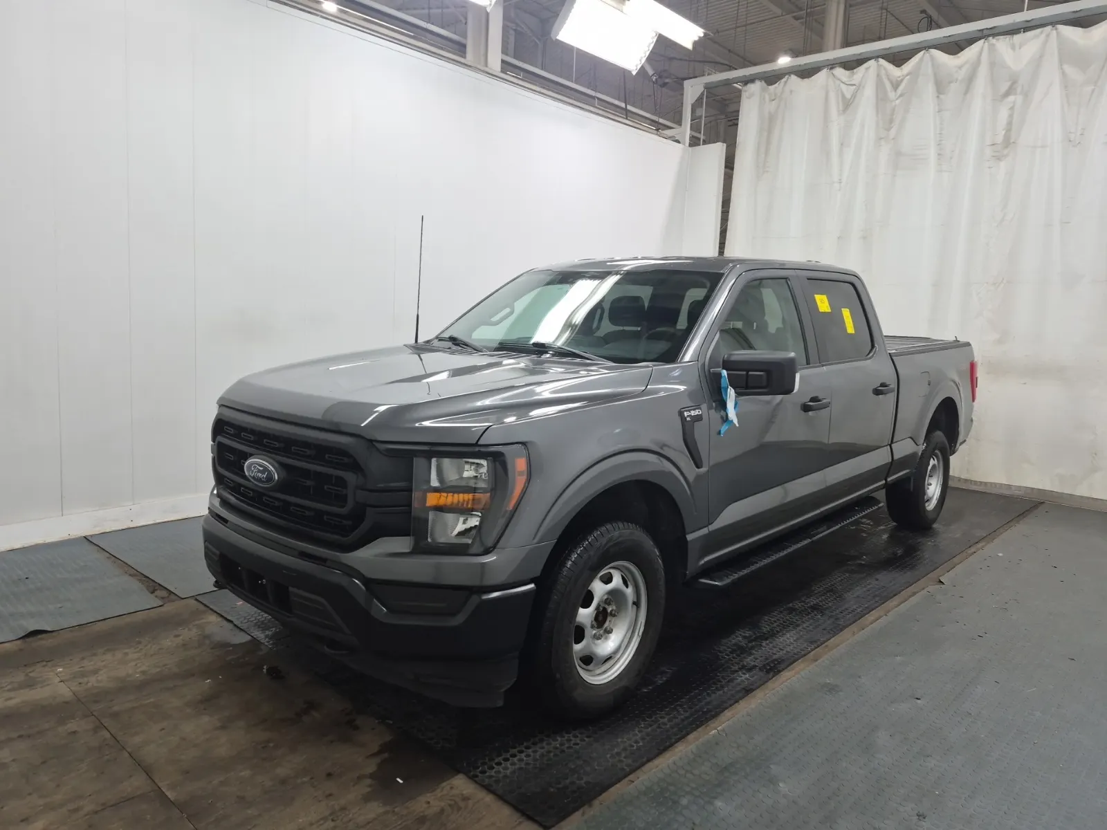 Front driver 3/4 photo