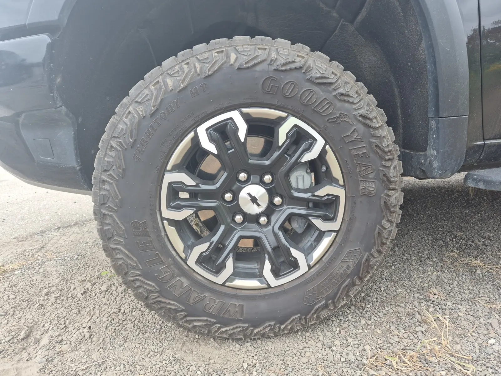 Front driver wheel/tire photo