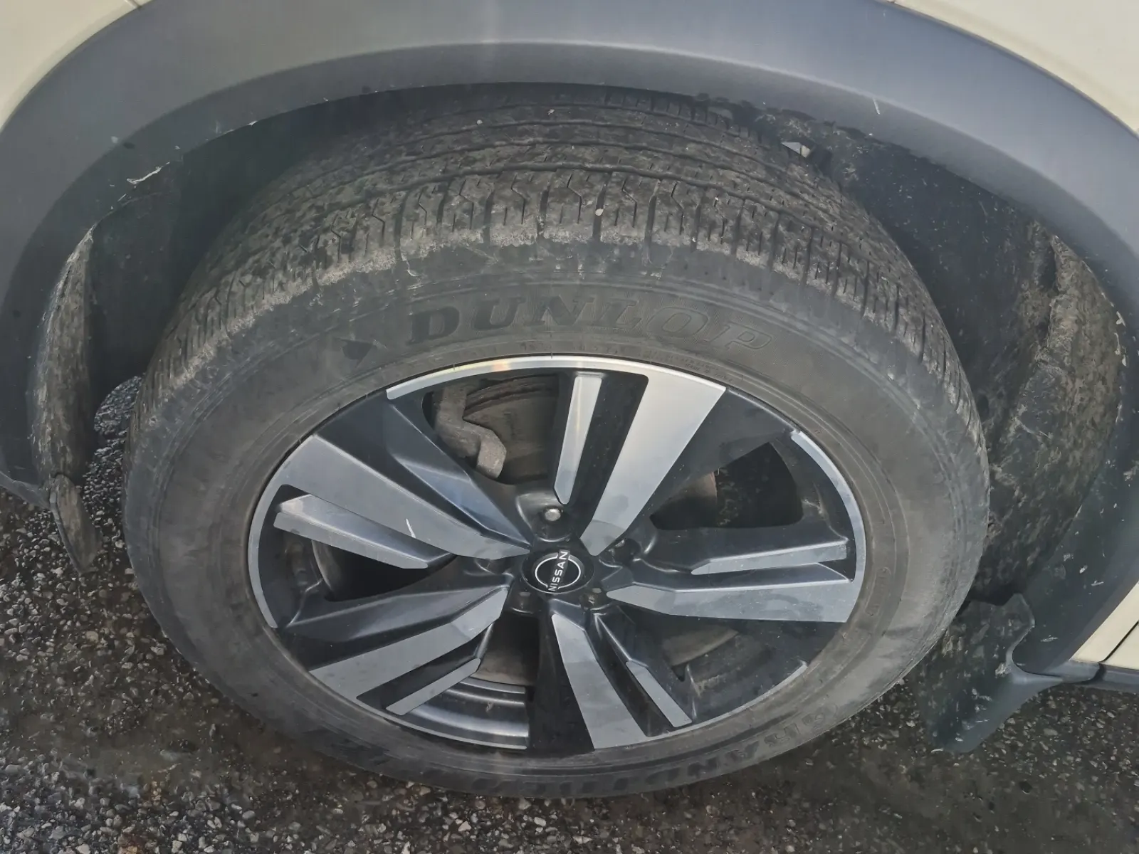 Front driver wheel/tire photo