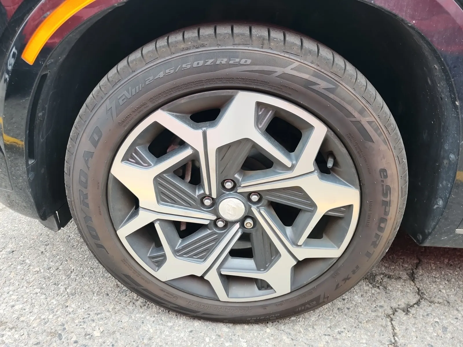 Front driver wheel/tire photo