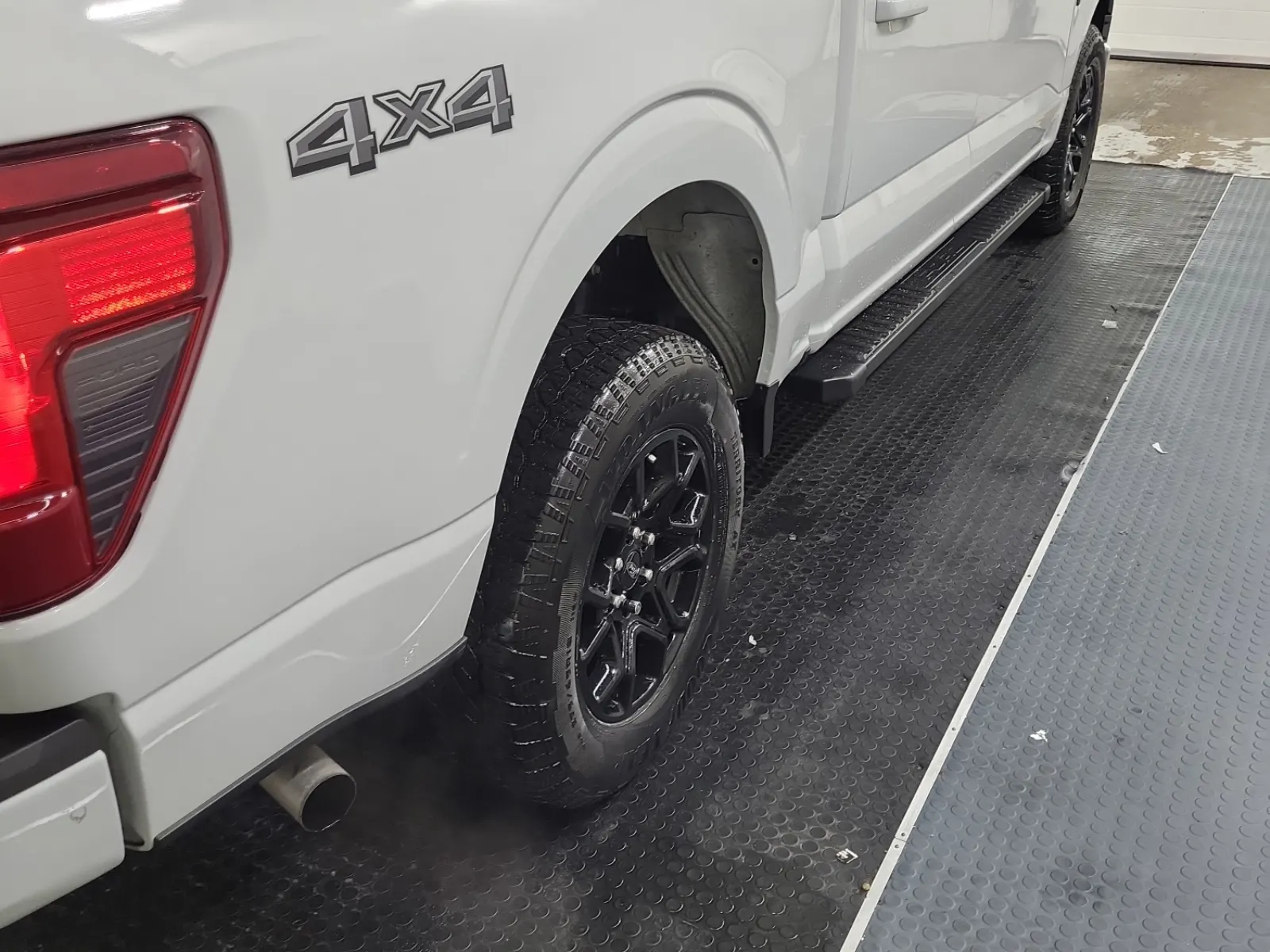Right Rear Wheel/Tire Photo