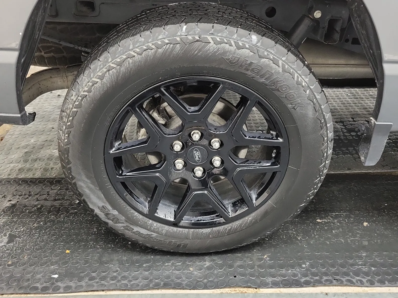 Right Rear Wheel/Tire Photo