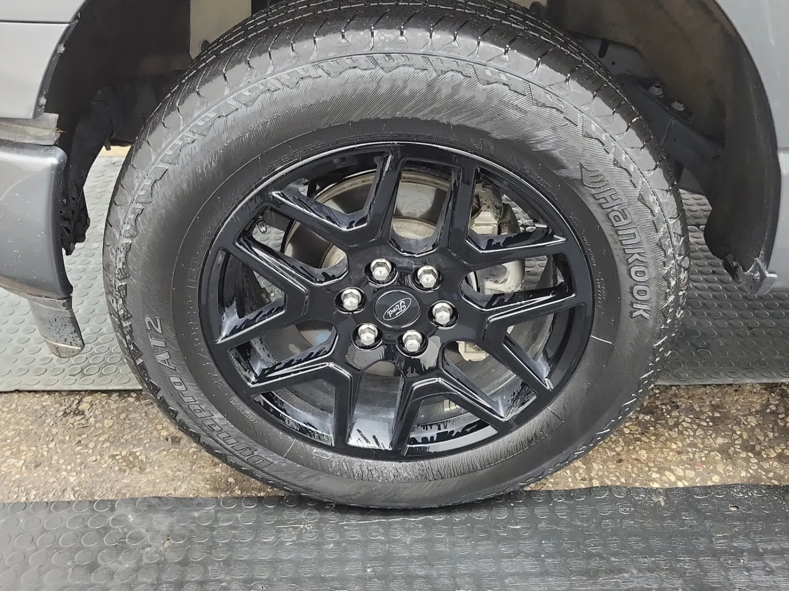 Front driver wheel/tire photo