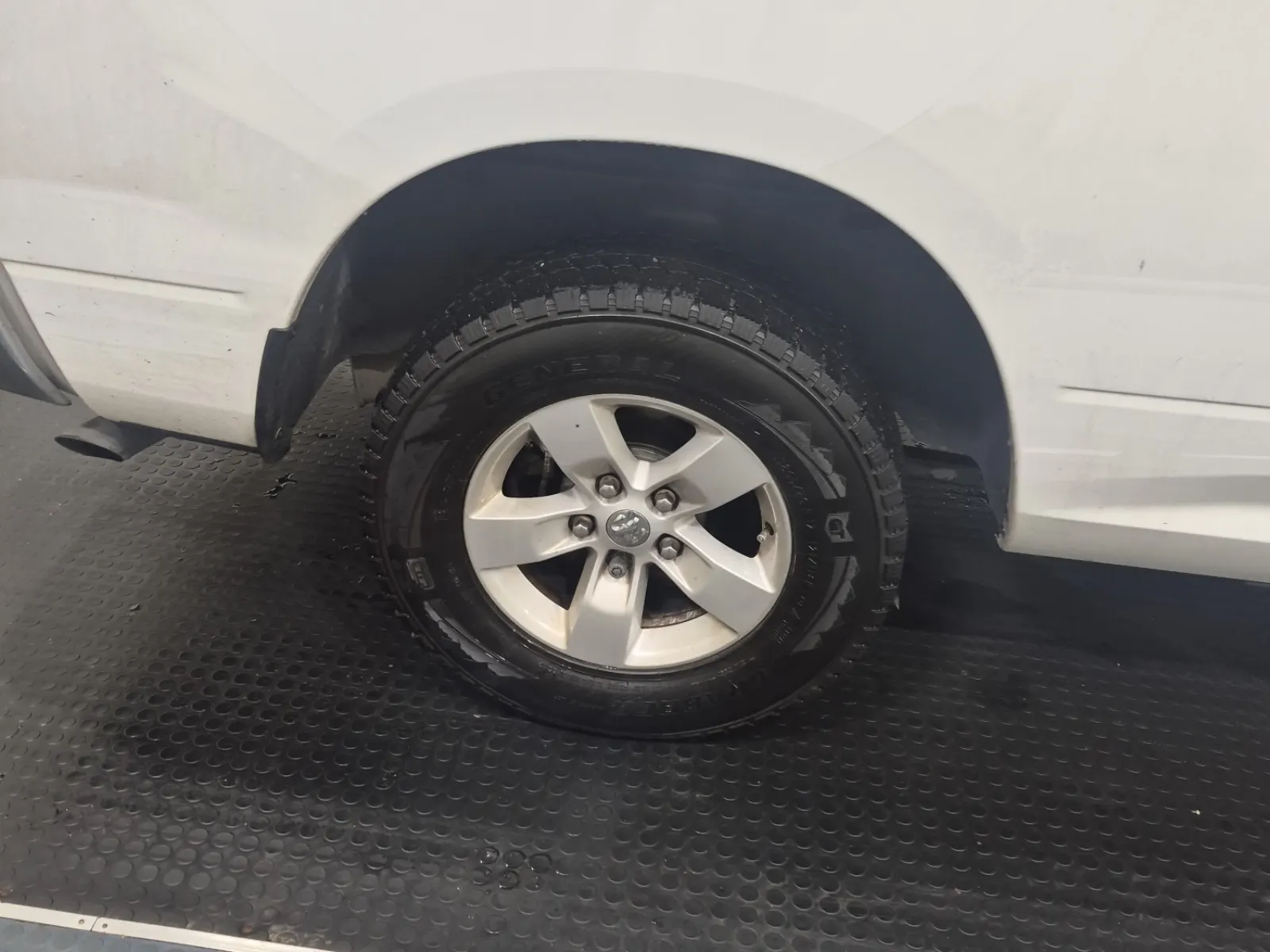 Right Rear Wheel/Tire Photo
