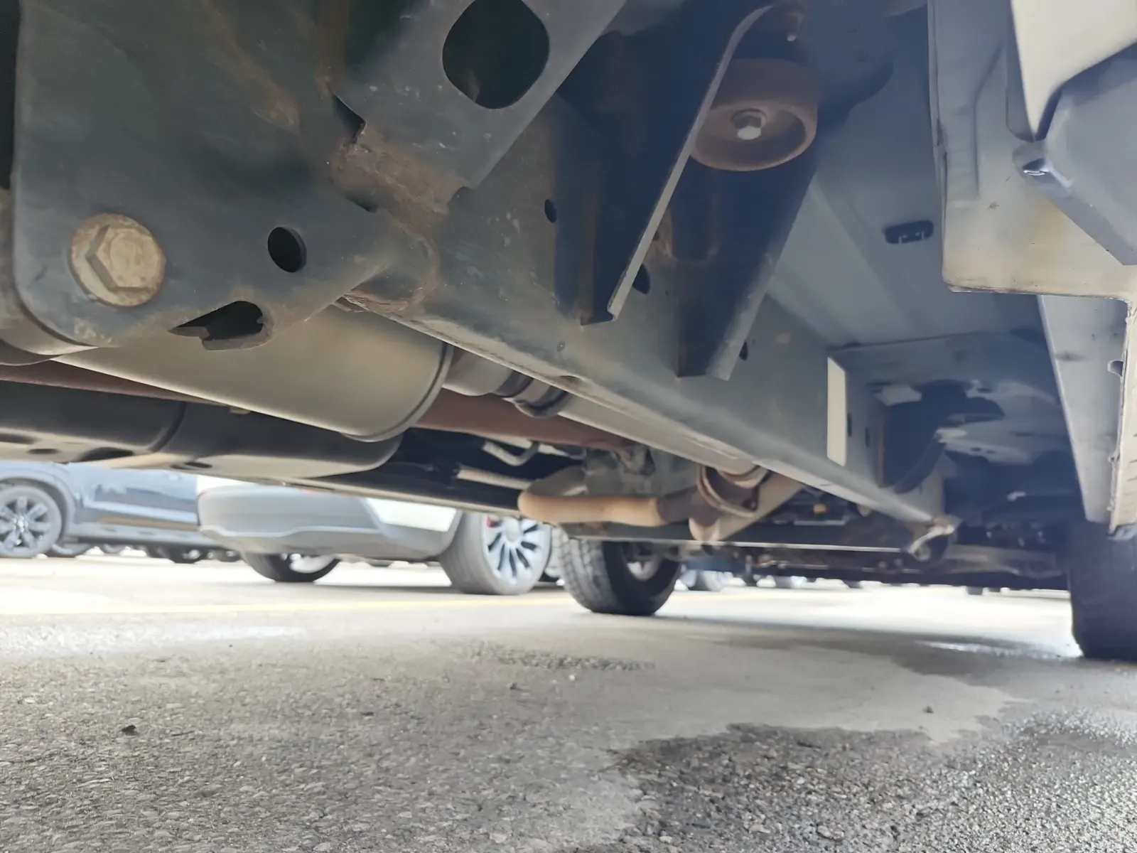 Undercarriage - Passenger Photo