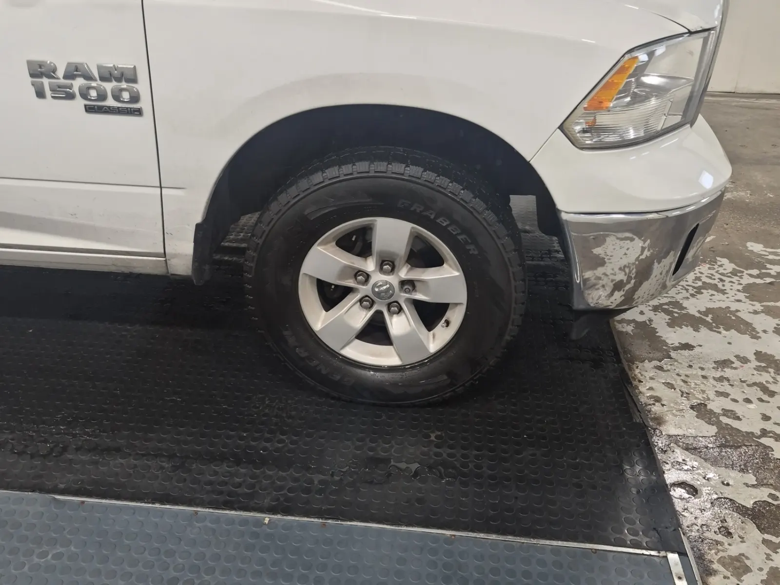 Right Front Wheel/Tire Photo