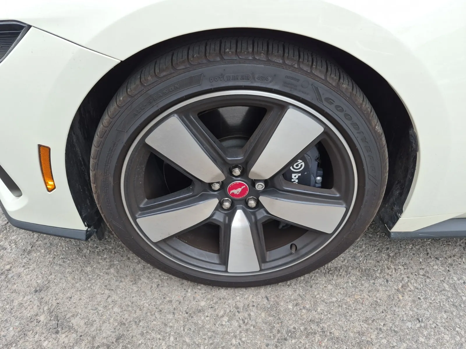 Front driver wheel/tire photo