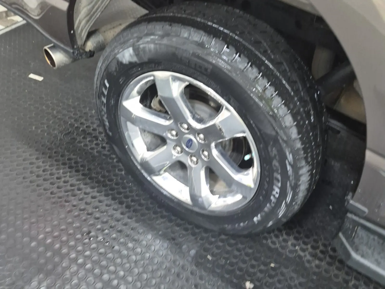 Right Rear Wheel/Tire Photo