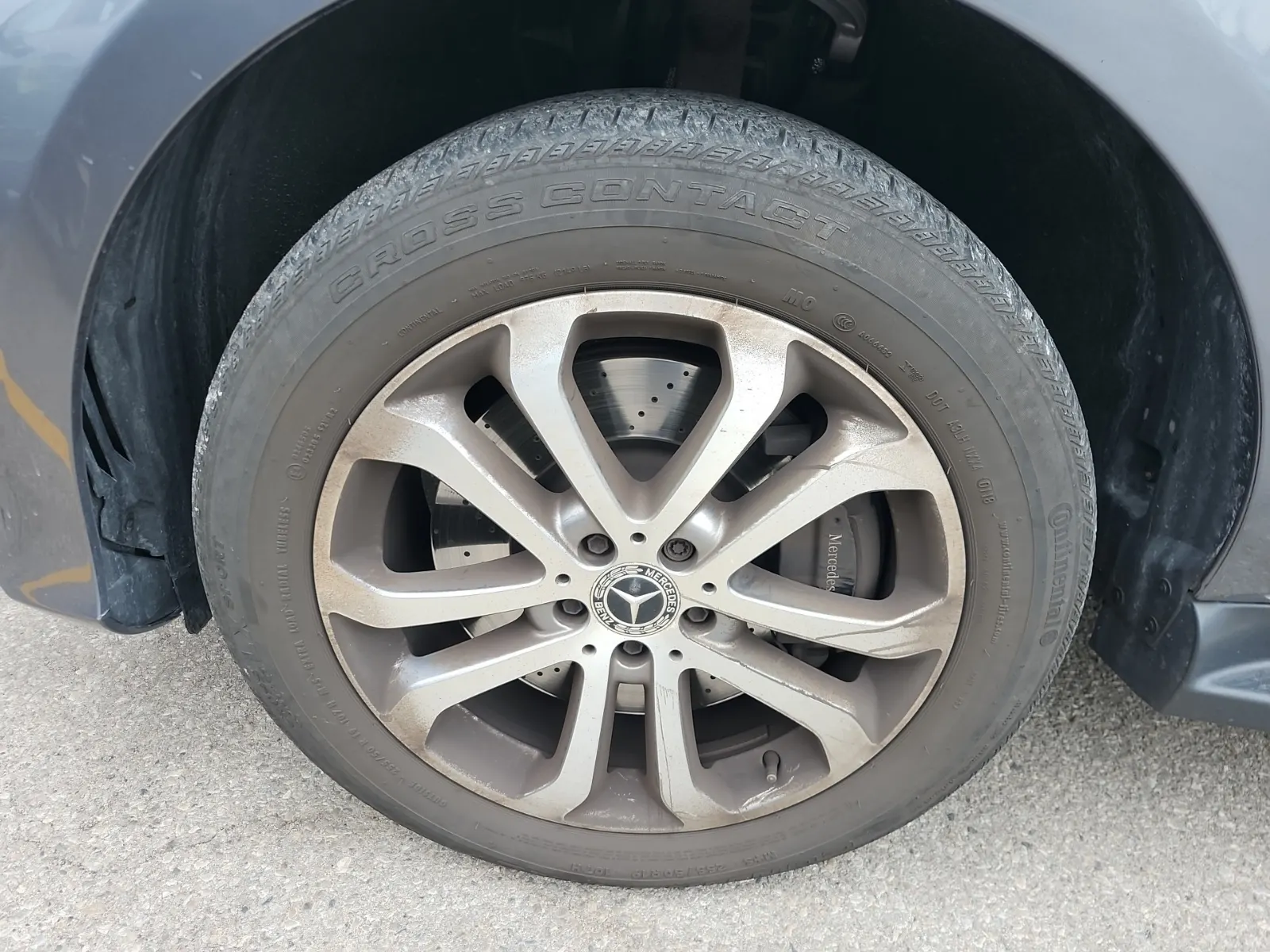 Front driver wheel/tire photo