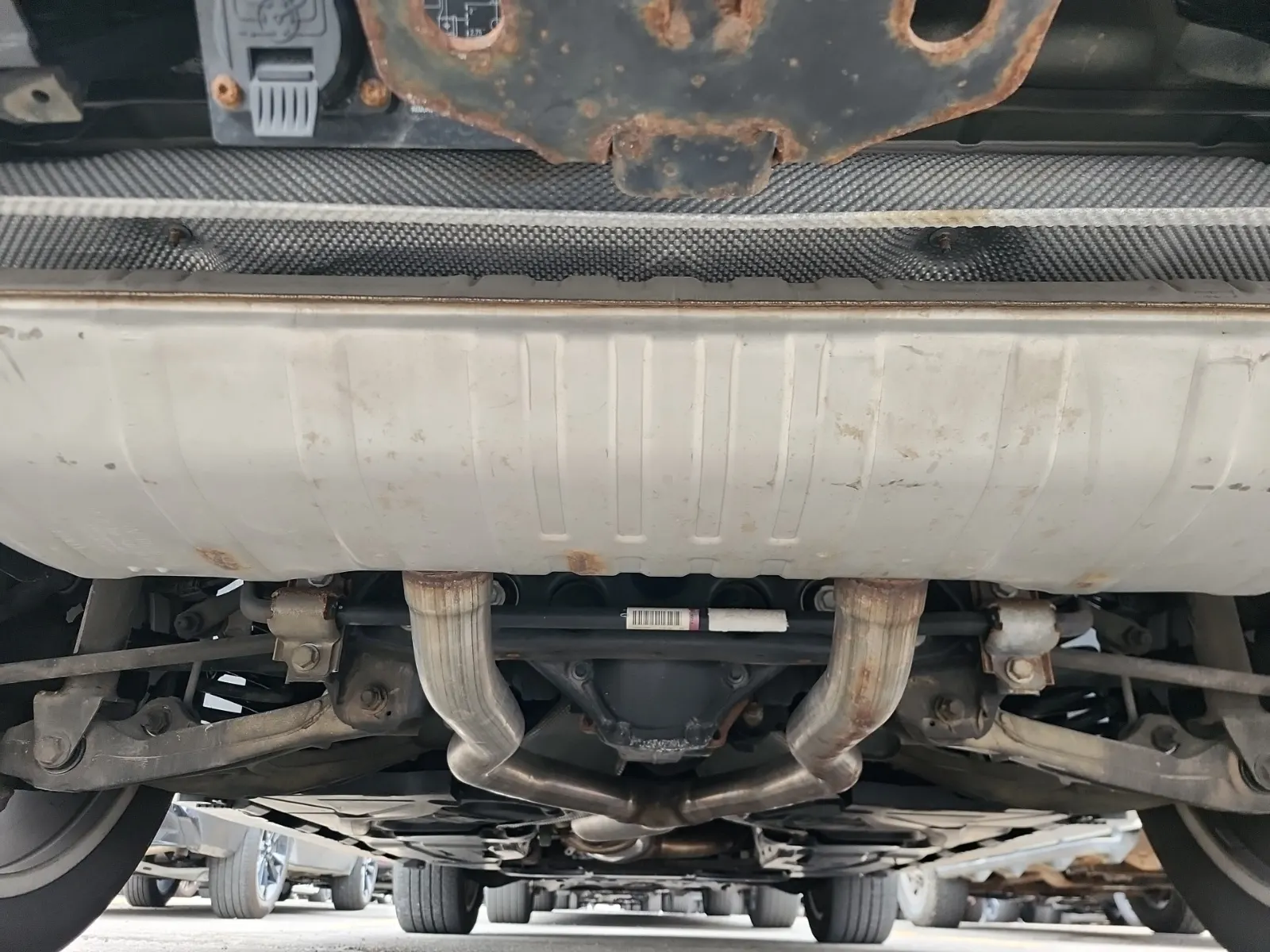 Undercarriage - Rear Photo