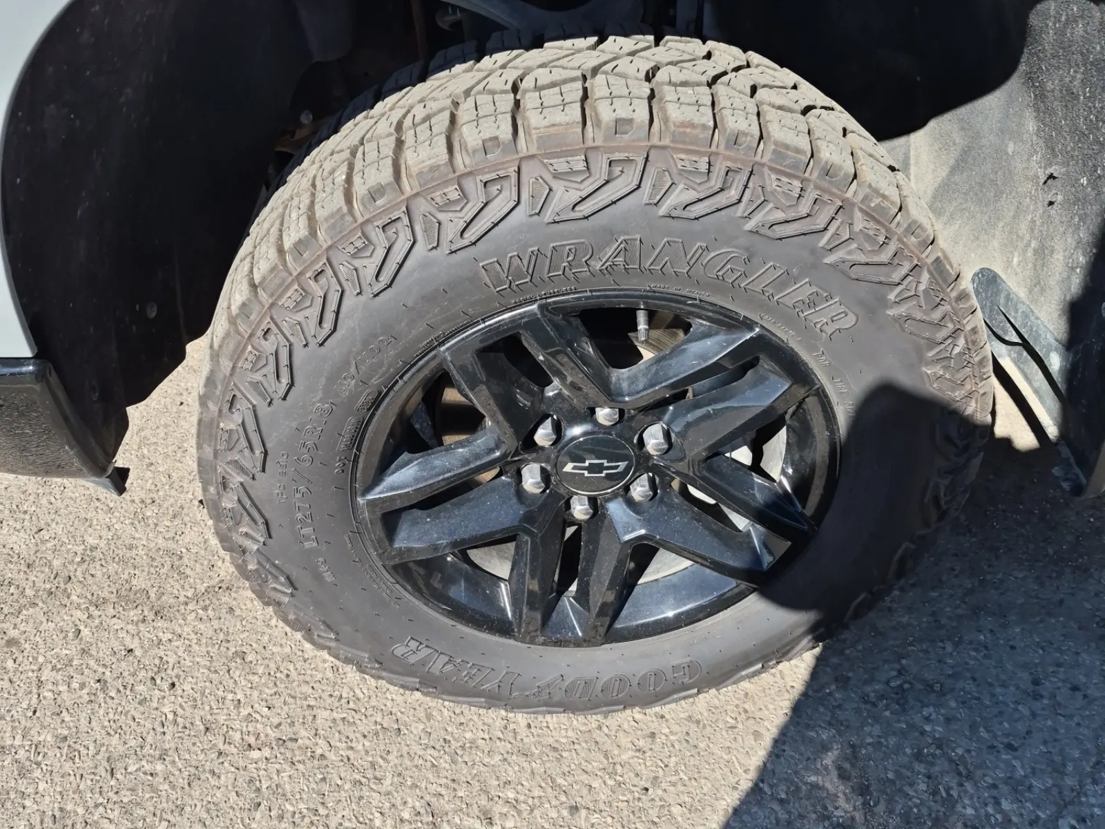 Front driver wheel/tire photo