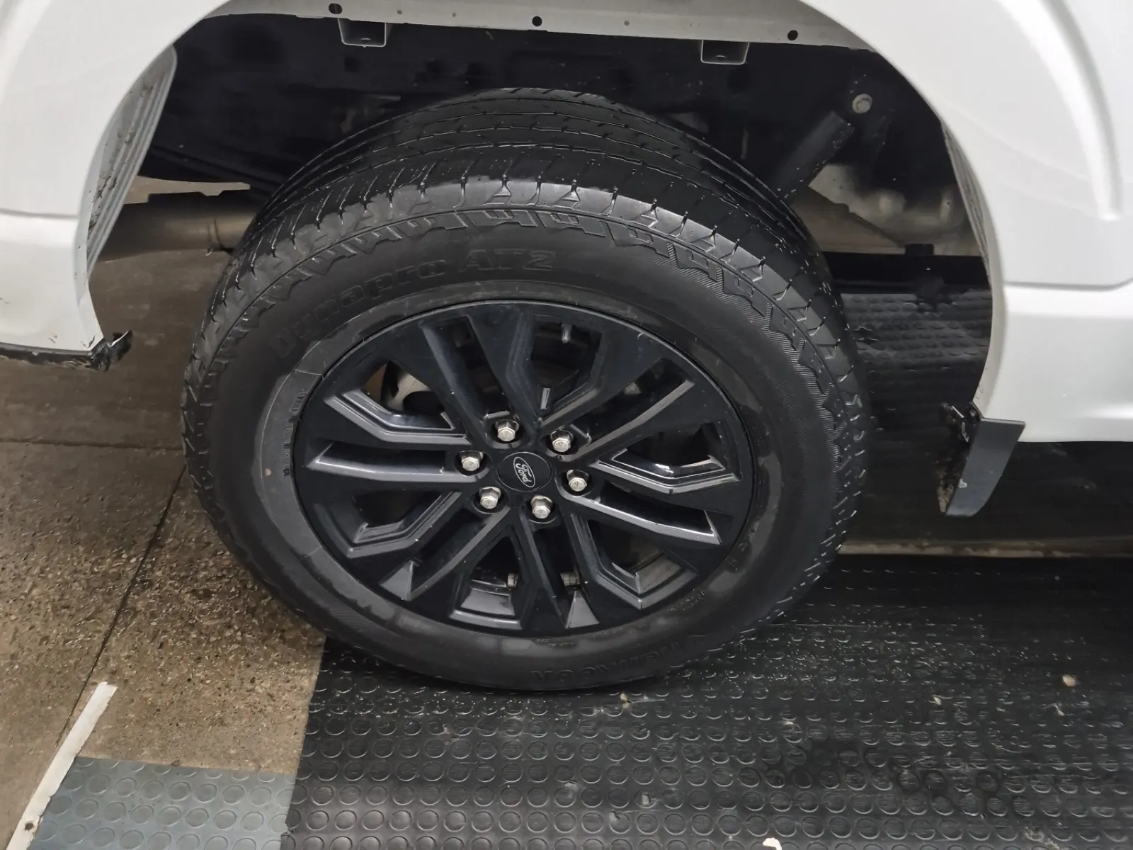 Right Rear Wheel/Tire Photo