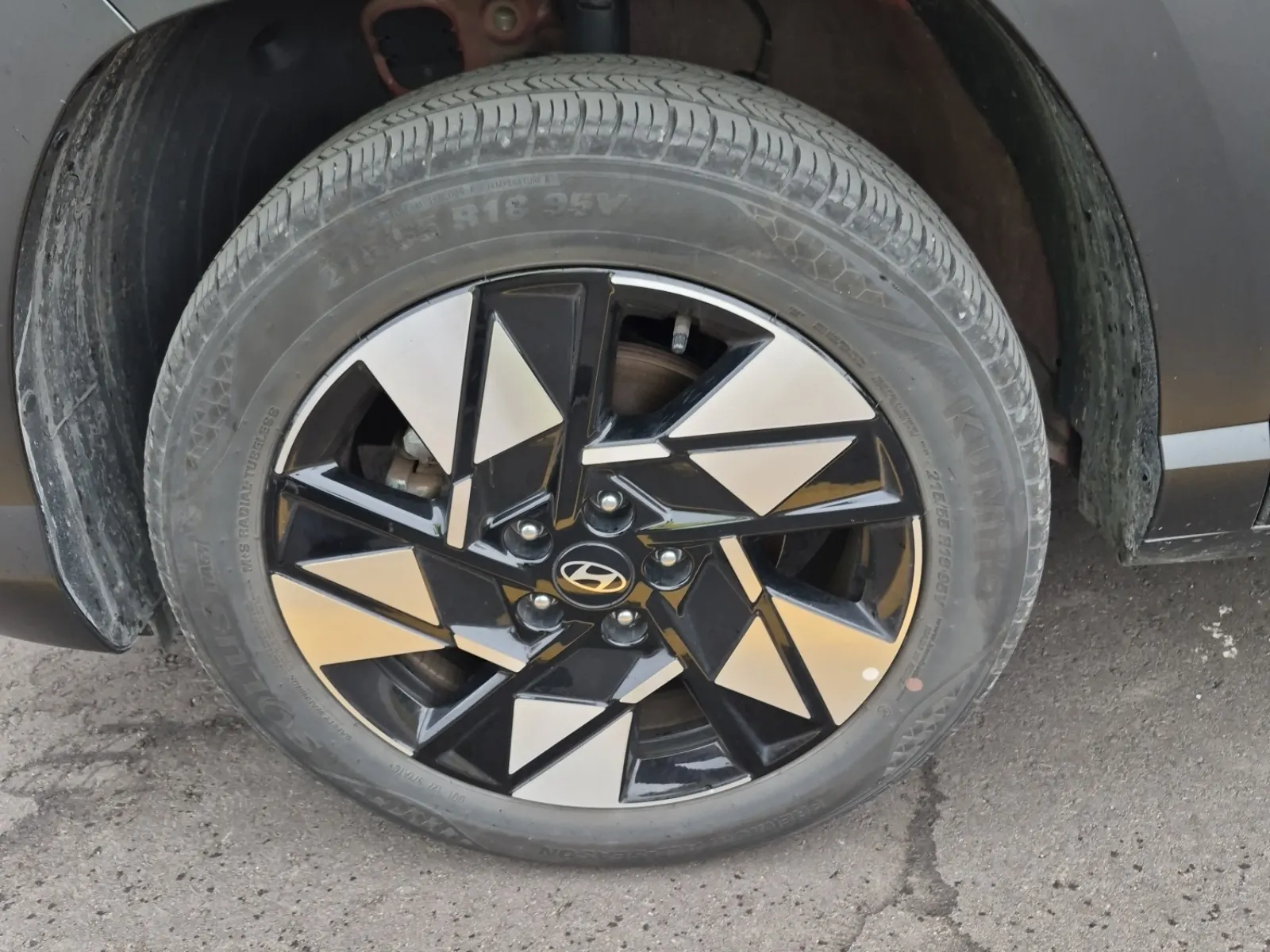 Front driver wheel/tire photo