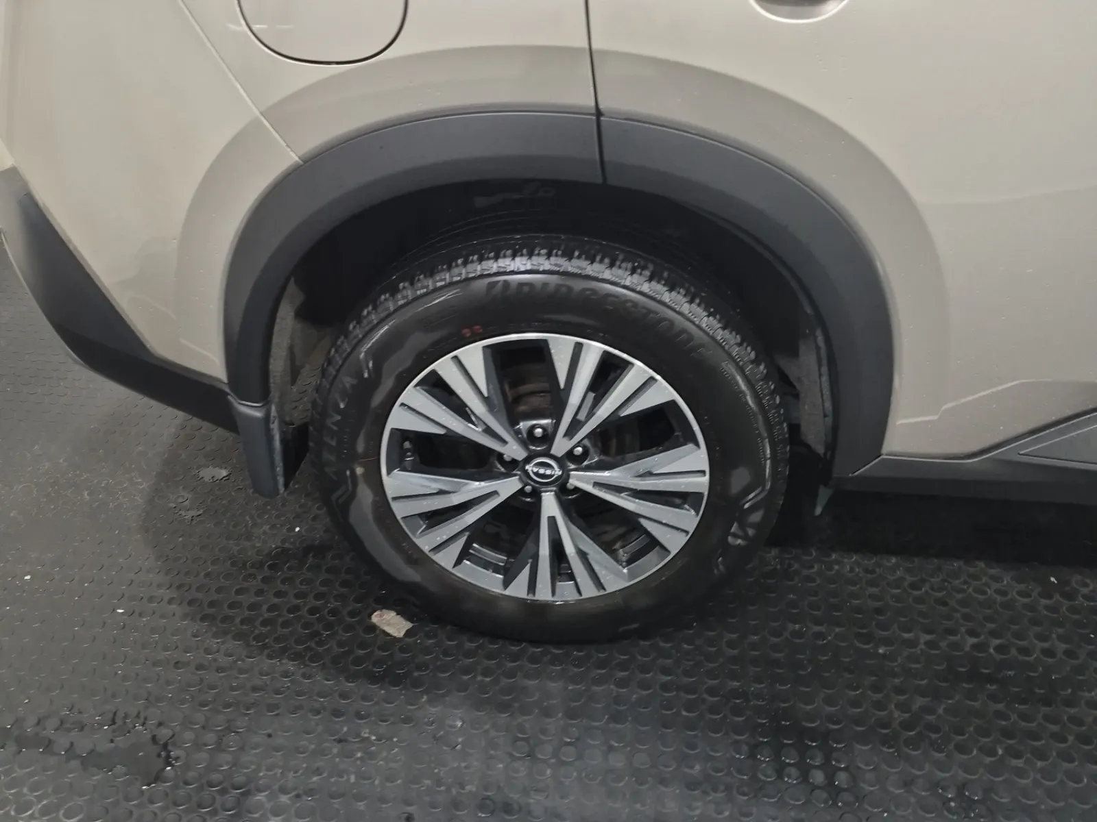 Right Rear Wheel/Tire Photo