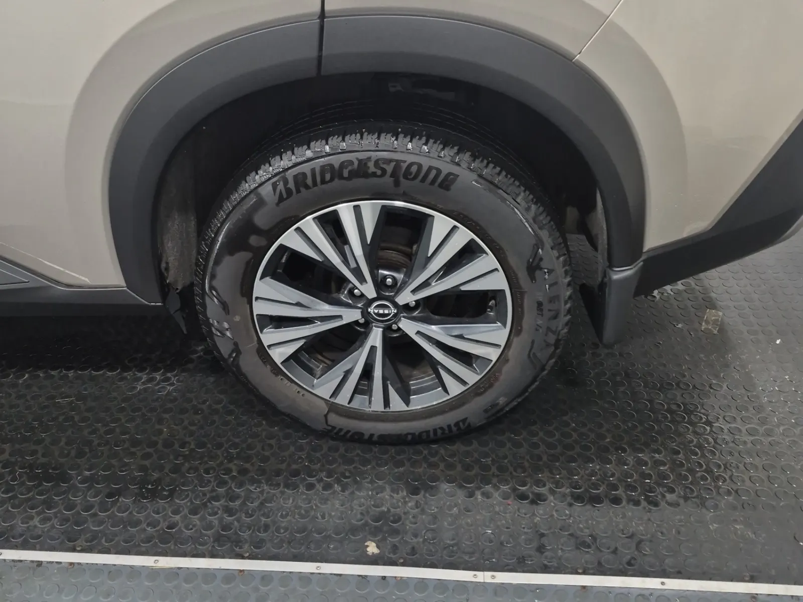 Left Rear Wheel/Tire Photo
