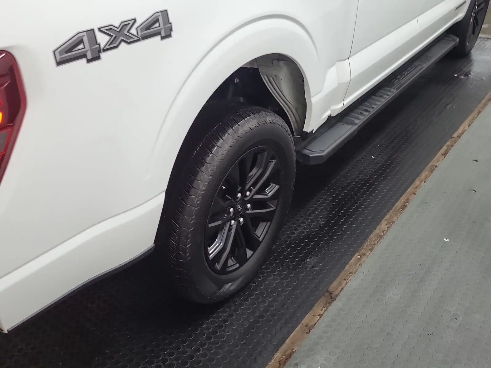 Right Rear Wheel/Tire Photo