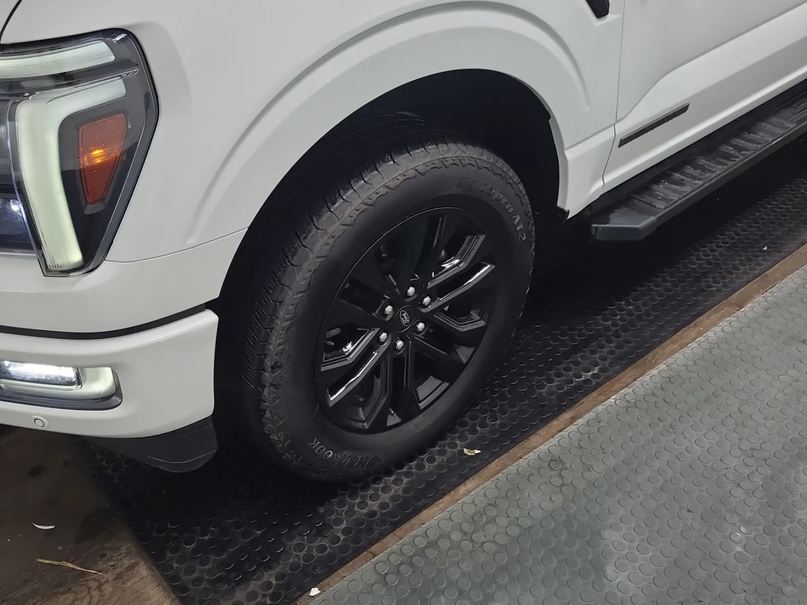 Front driver wheel/tire photo