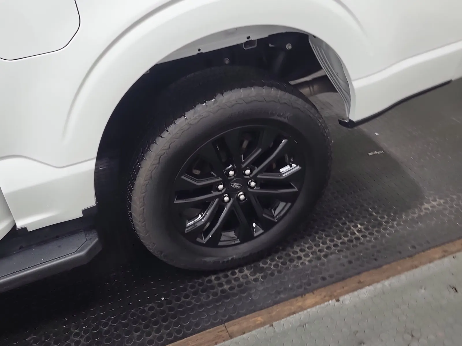 Left Rear Wheel/Tire Photo