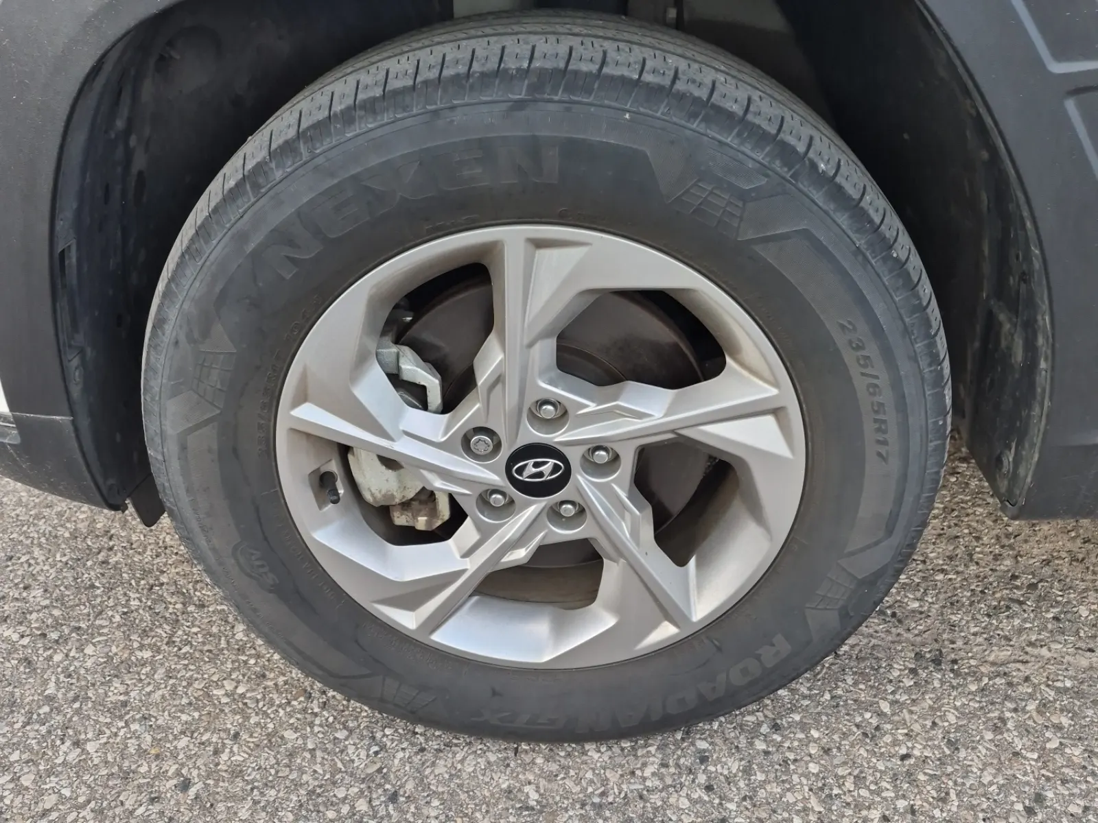 Front driver wheel/tire photo