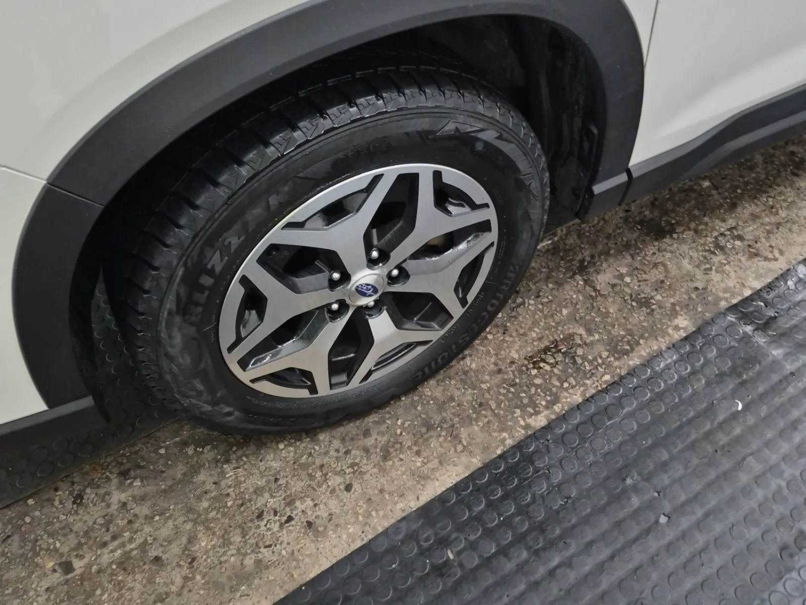 Front driver wheel/tire photo