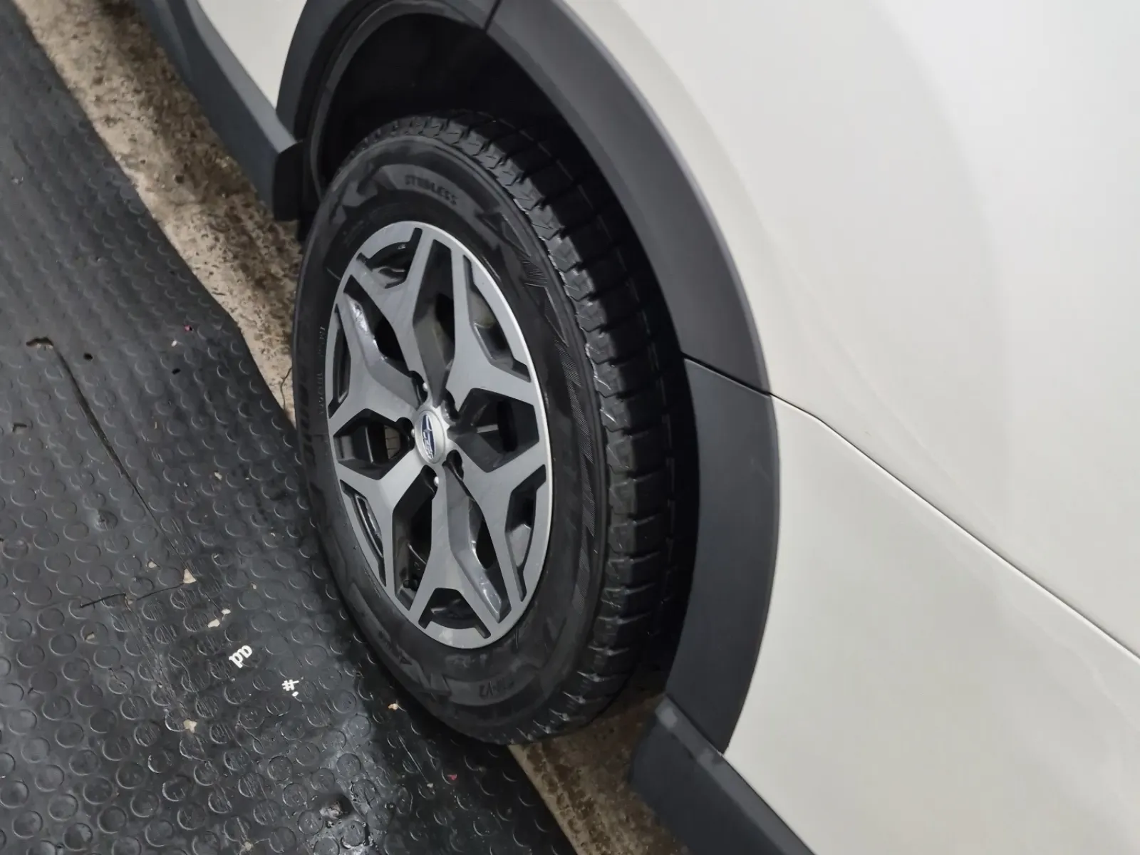Left Rear Wheel/Tire Photo