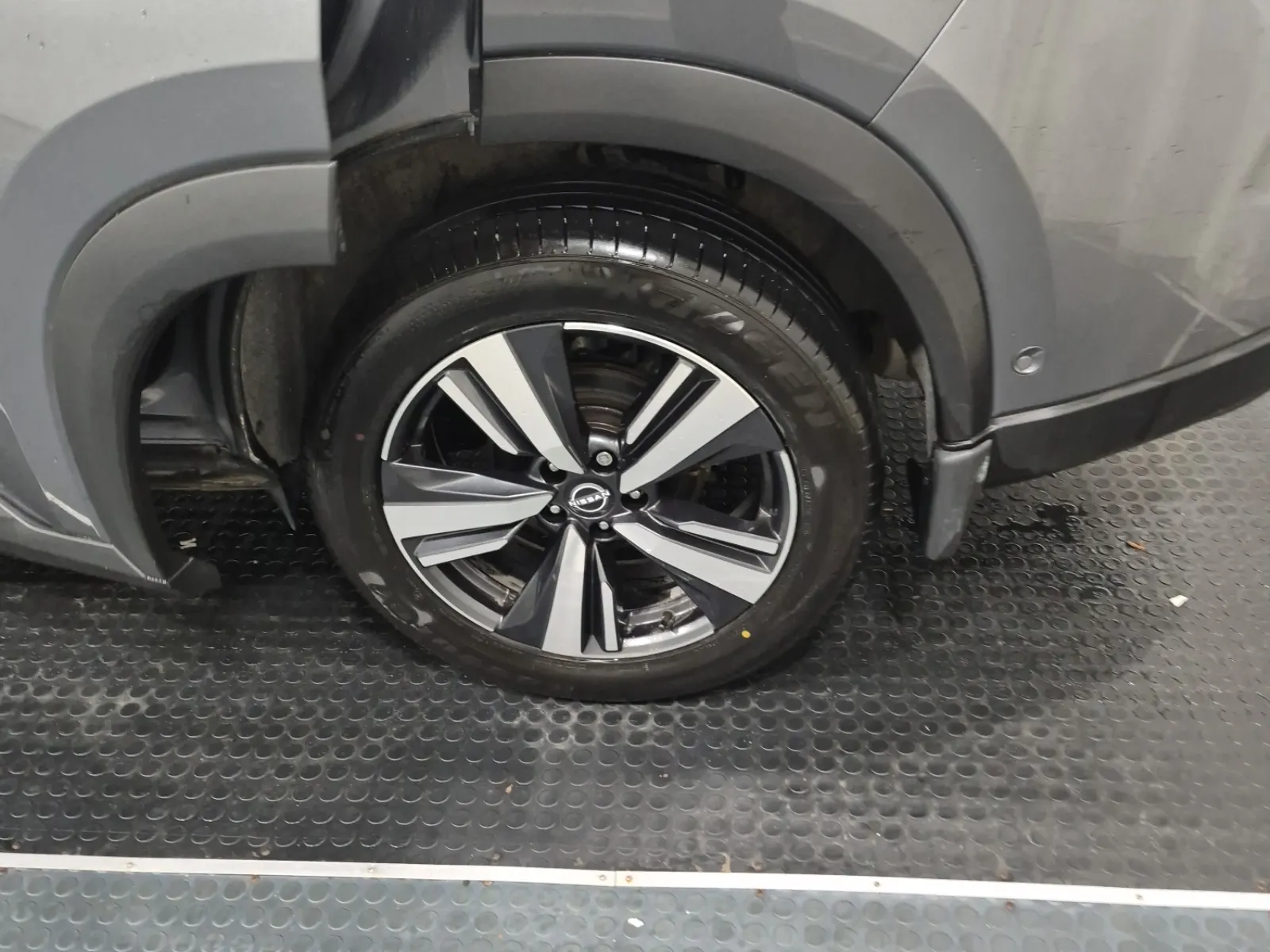 Left Rear Wheel/Tire Photo