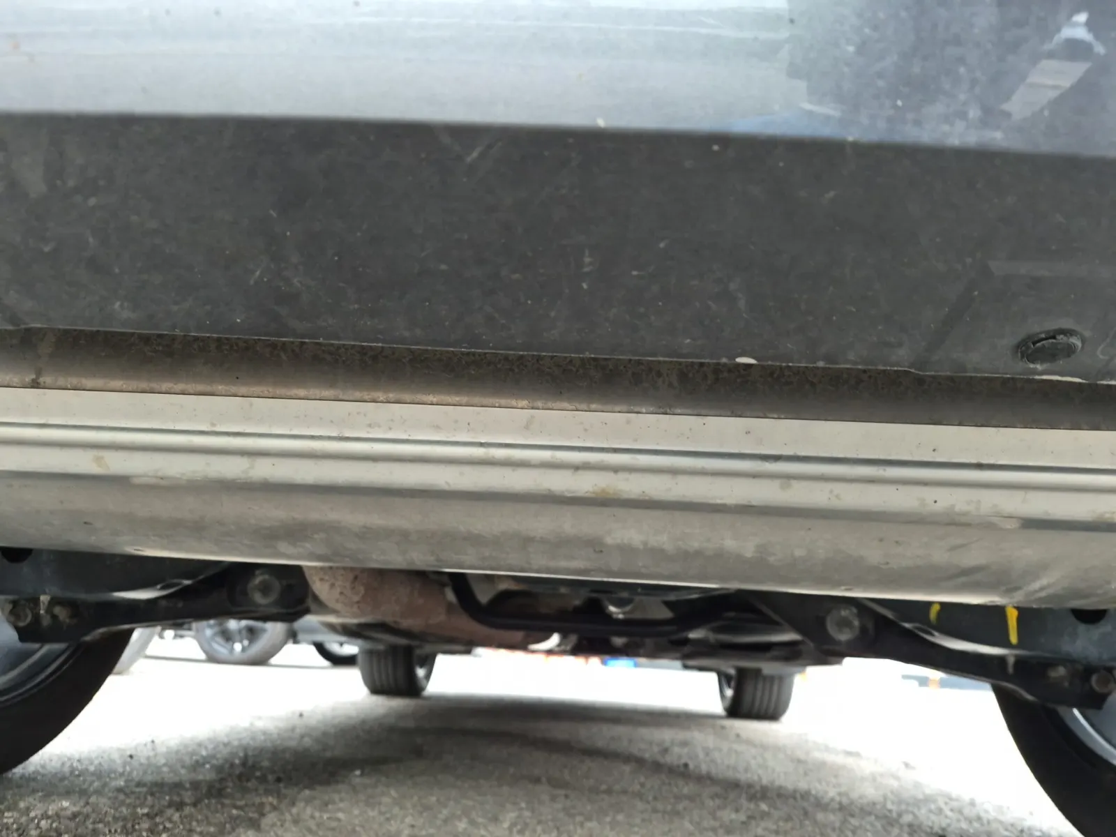 Undercarriage - Rear Photo