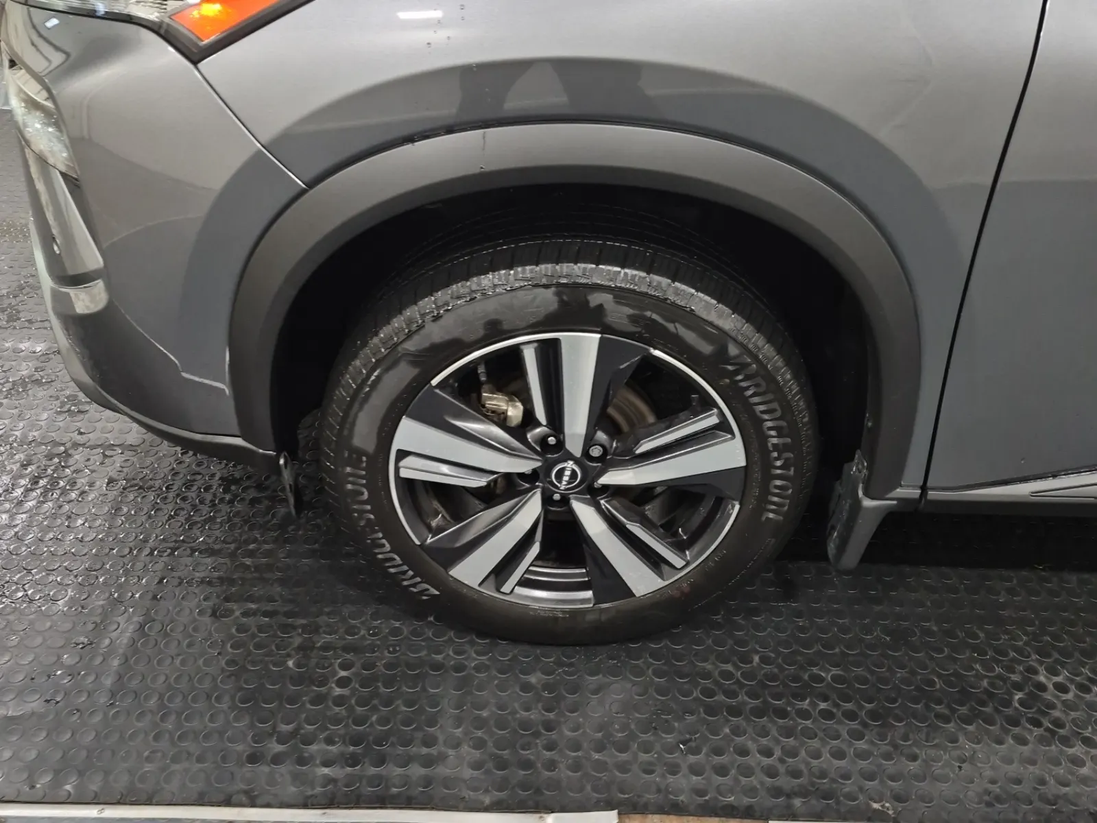 Front driver wheel/tire photo