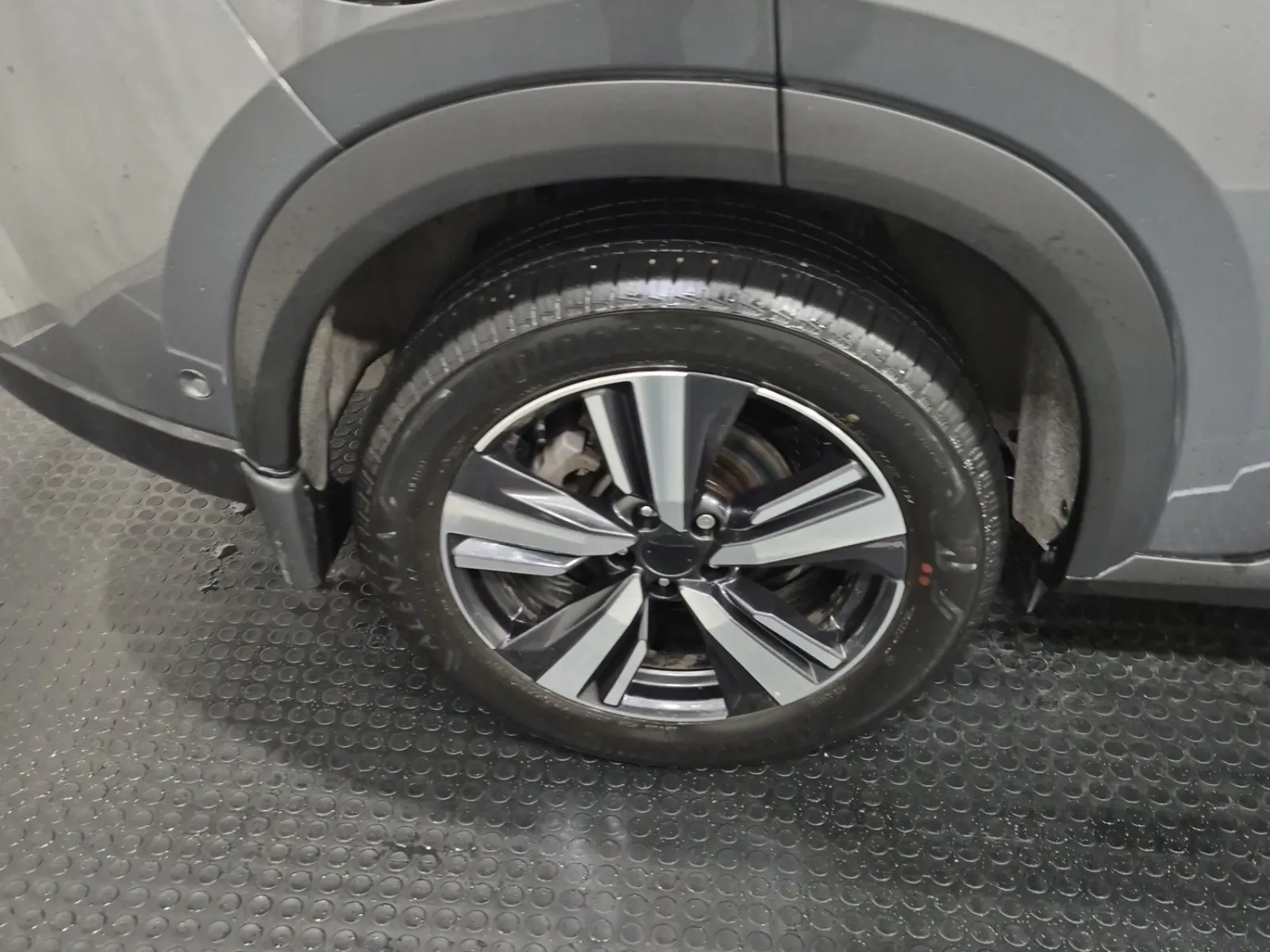 Right Rear Wheel/Tire Photo