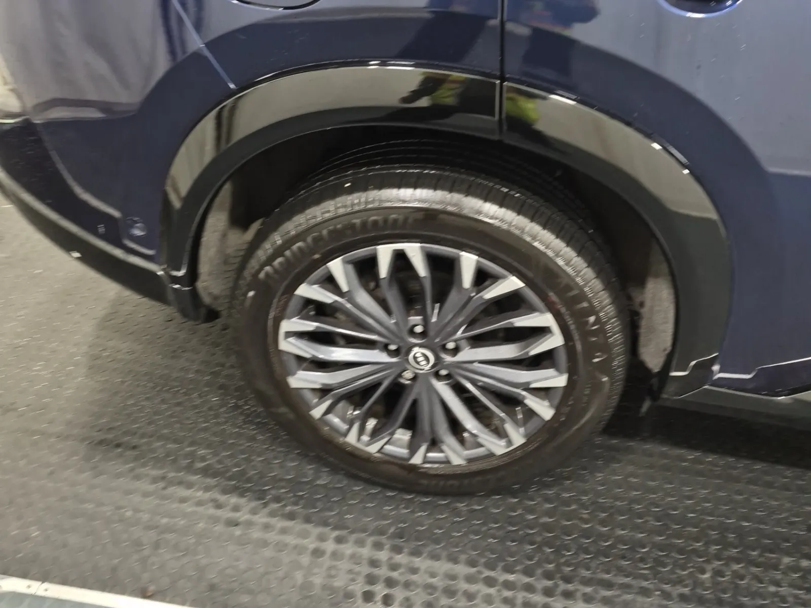 Right Rear Wheel/Tire Photo