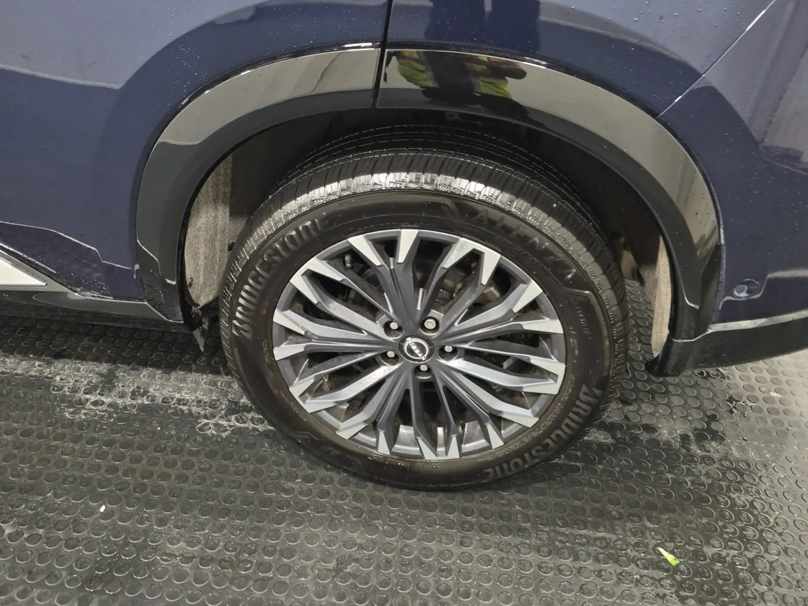 Left Rear Wheel/Tire Photo