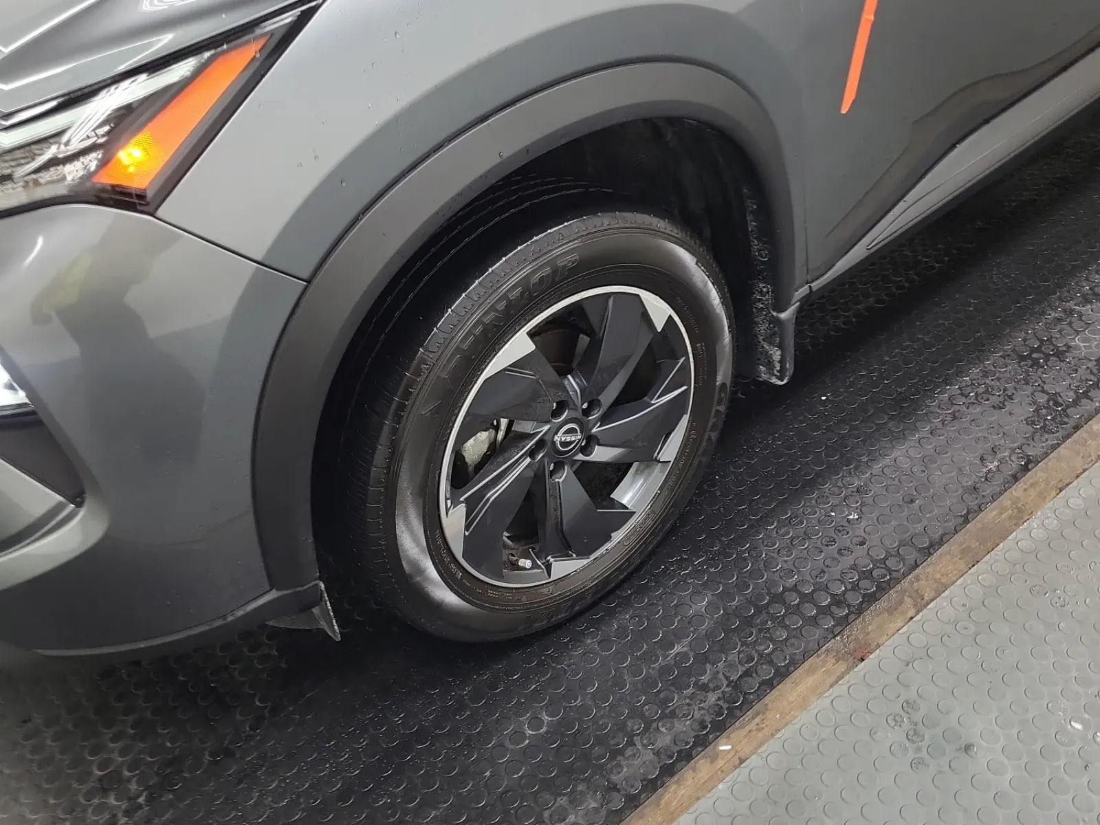 Front driver wheel/tire photo